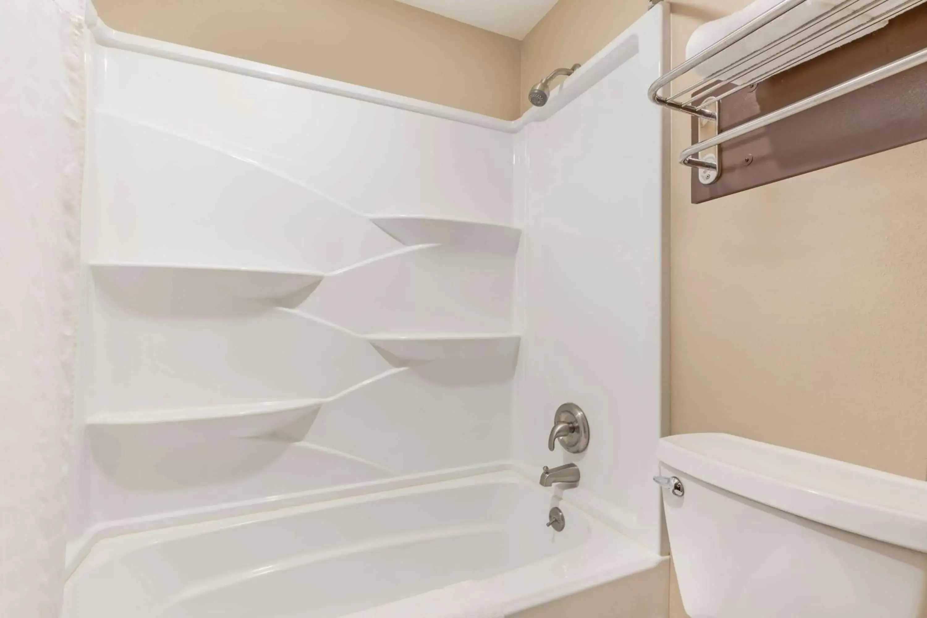 Queen Room - Non-Smoking in Days Inn by Wyndham Auburn Queen Room - Non-Smoking in Days Inn by Wyndham Auburn