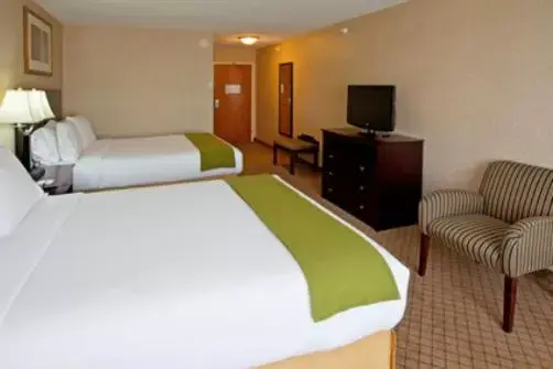 Queen Room with Two Queen Beds - Hearing Accessible/Non-Smoking in Holiday Inn Express Hotel & Suites Anderson by IHG Queen Room with Two Queen Beds - Hearing Accessible/Non-Smoking in Holiday Inn Express Hotel & Suites Anderson by IHG