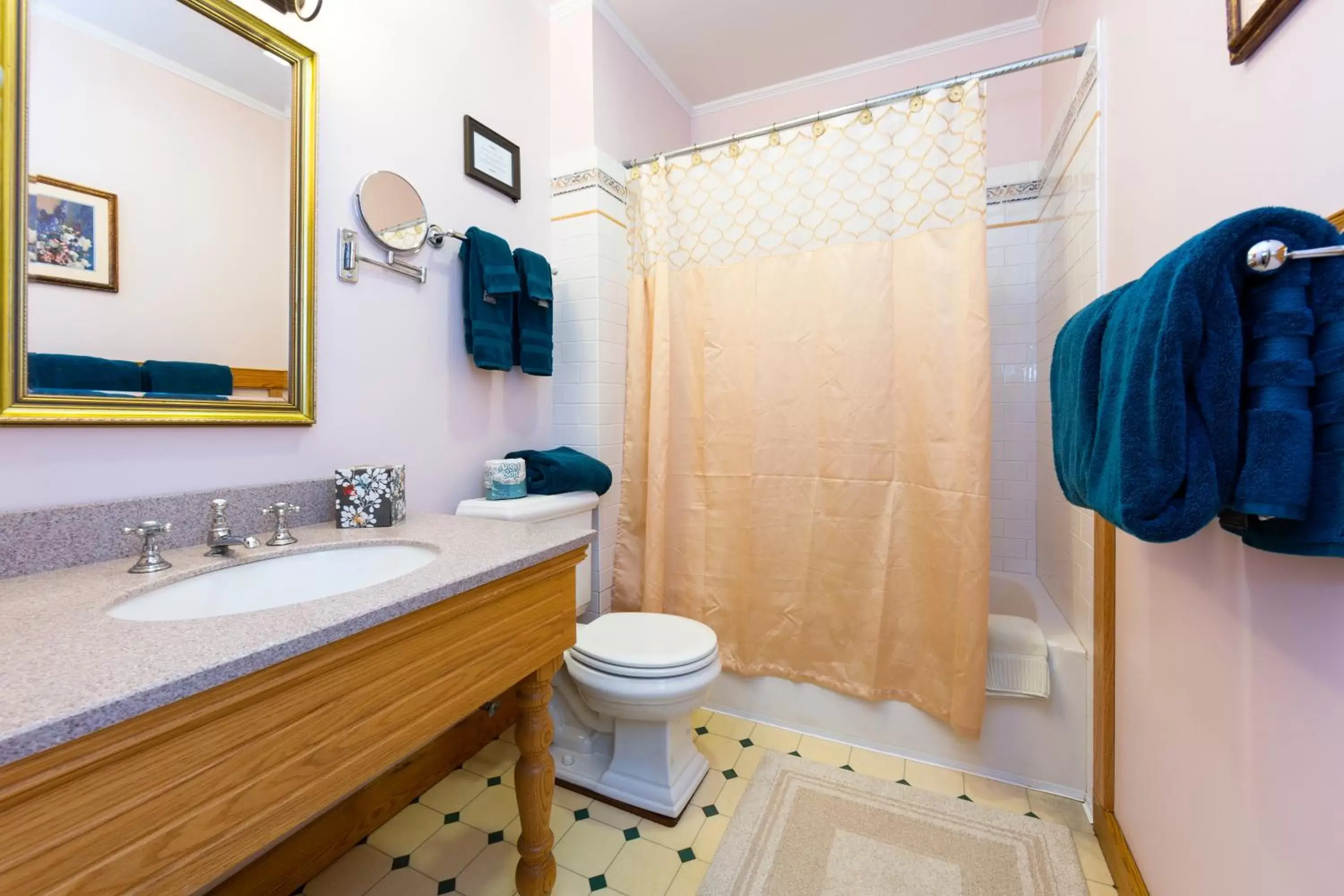 Deluxe King Room in The Elmhurst Inn Deluxe King Room in The Elmhurst Inn