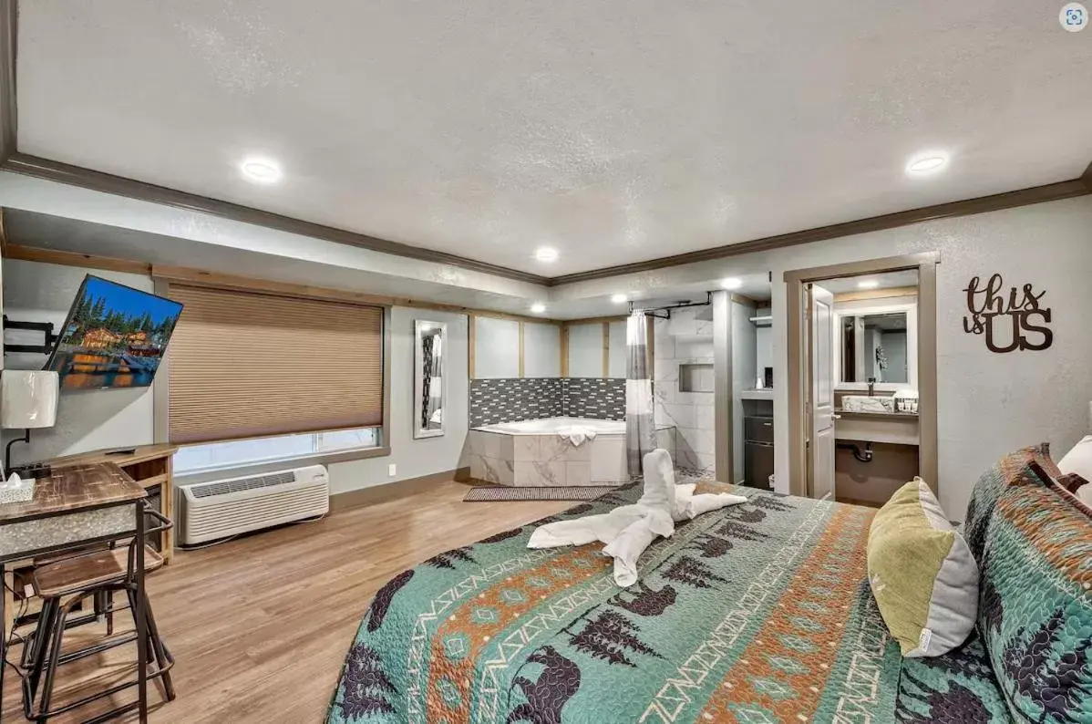 King Room with Spa Bath in Blue Jay Lodge King Room with Spa Bath in Blue Jay Lodge