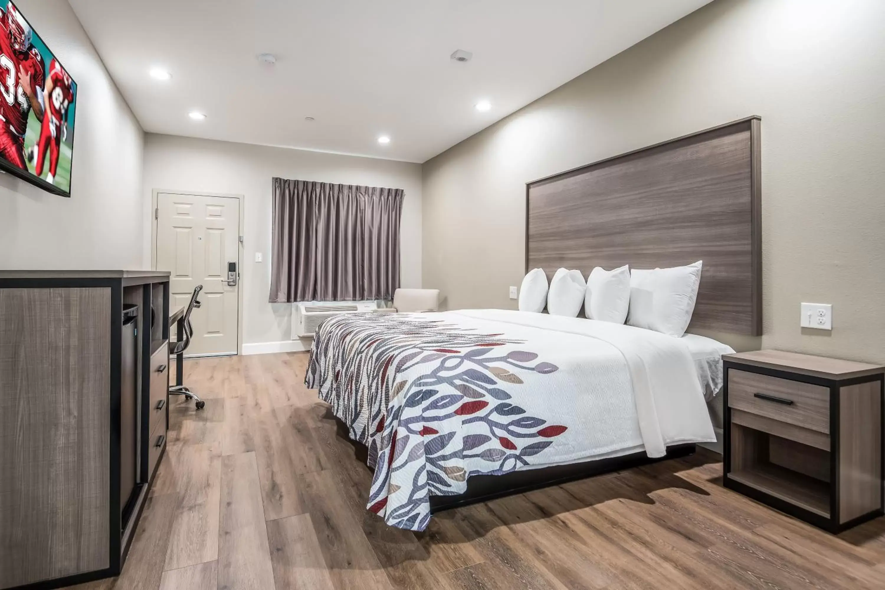 Suite King Room Non-Smoking in Red Roof Inn & Suites Mobile SW - I-10 Suite King Room Non-Smoking in Red Roof Inn & Suites Mobile SW - I-10