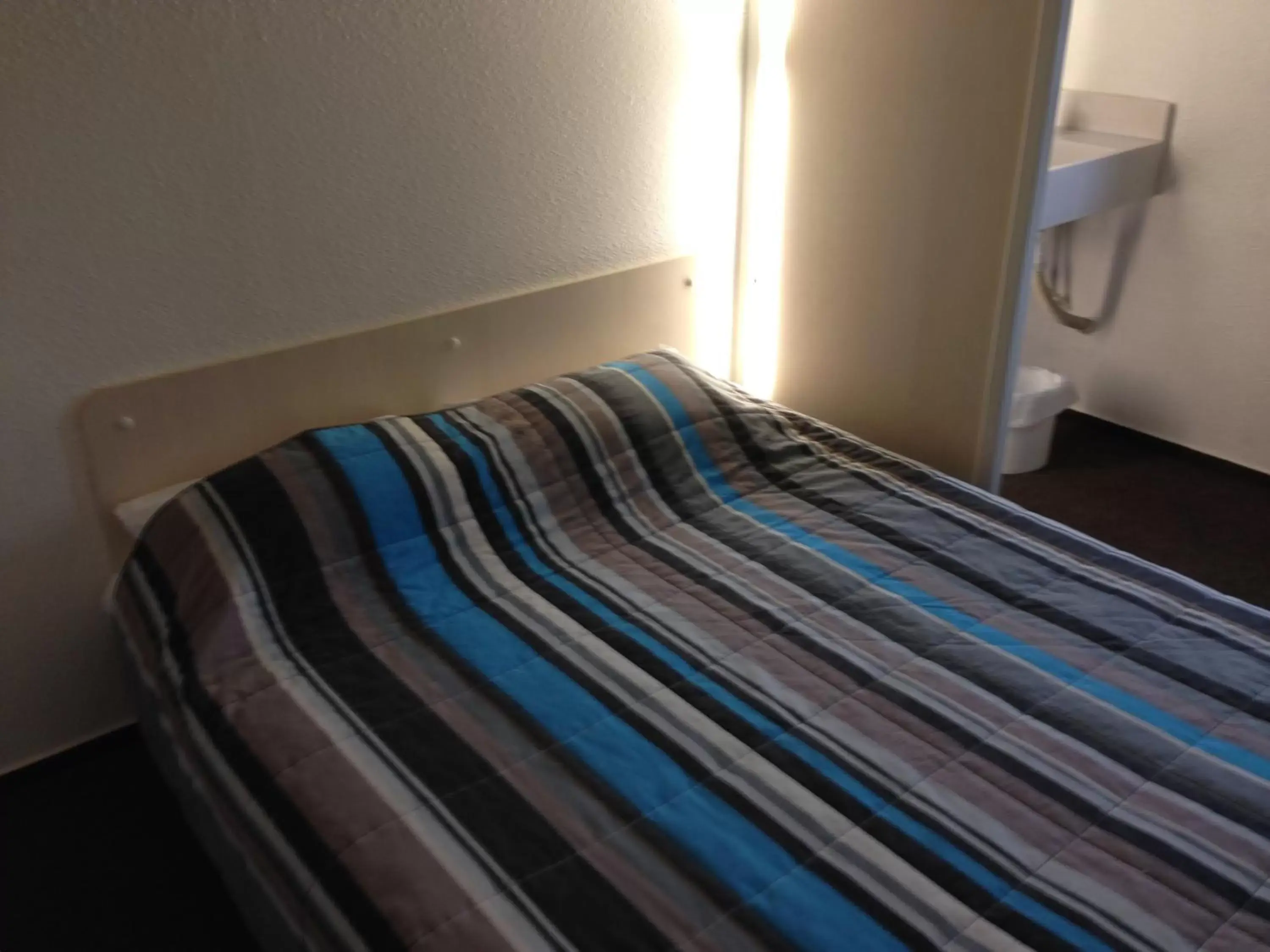 Triple Room with Shared Bathroom - single occupancy in hotelF1 Saint Etienne Est La Grand Croix Triple Room with Shared Bathroom - single occupancy in hotelF1 Saint Etienne Est La Grand Croix