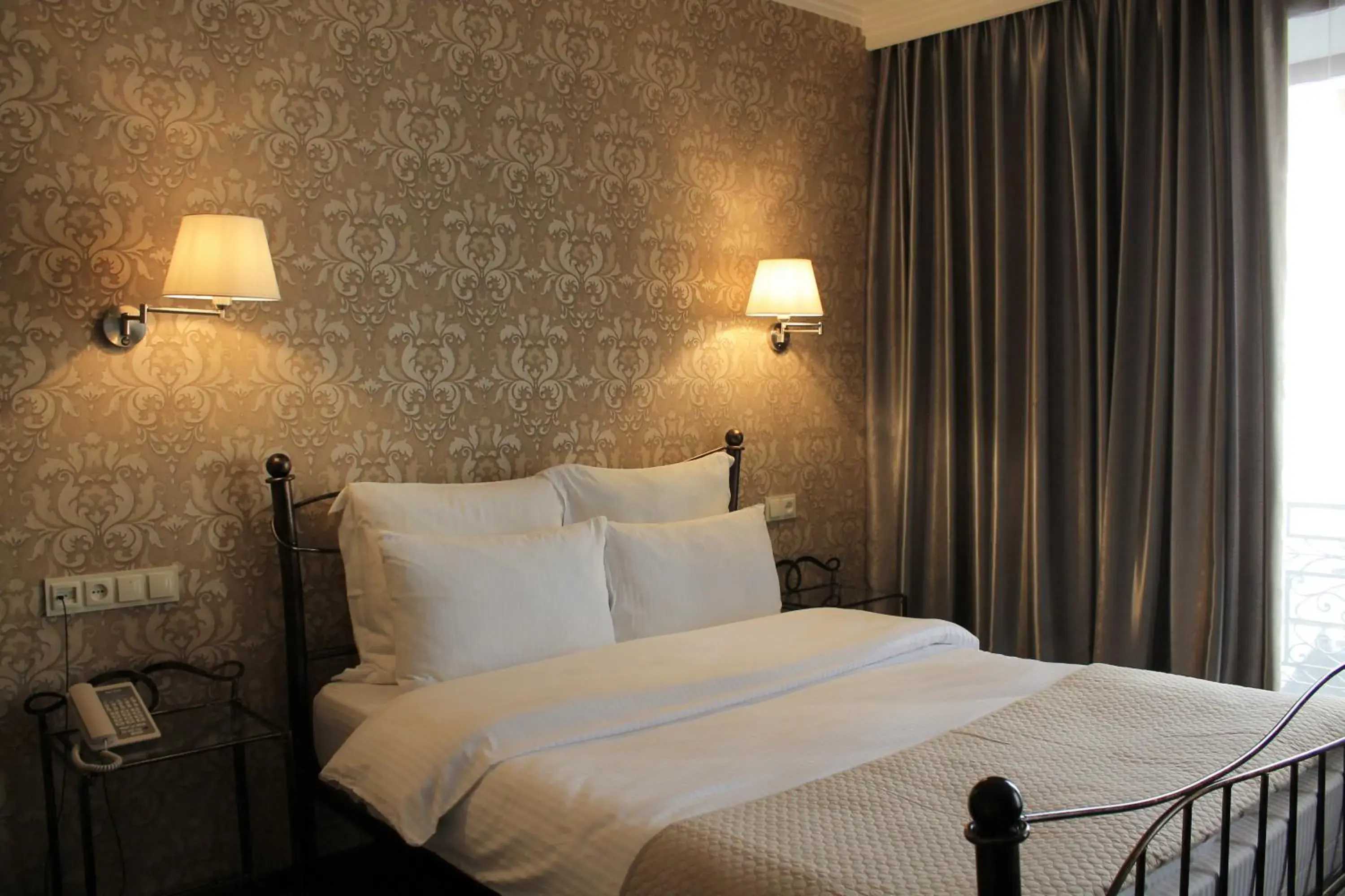 Standard Queen Room in Redline Hotel Standard Queen Room in Redline Hotel