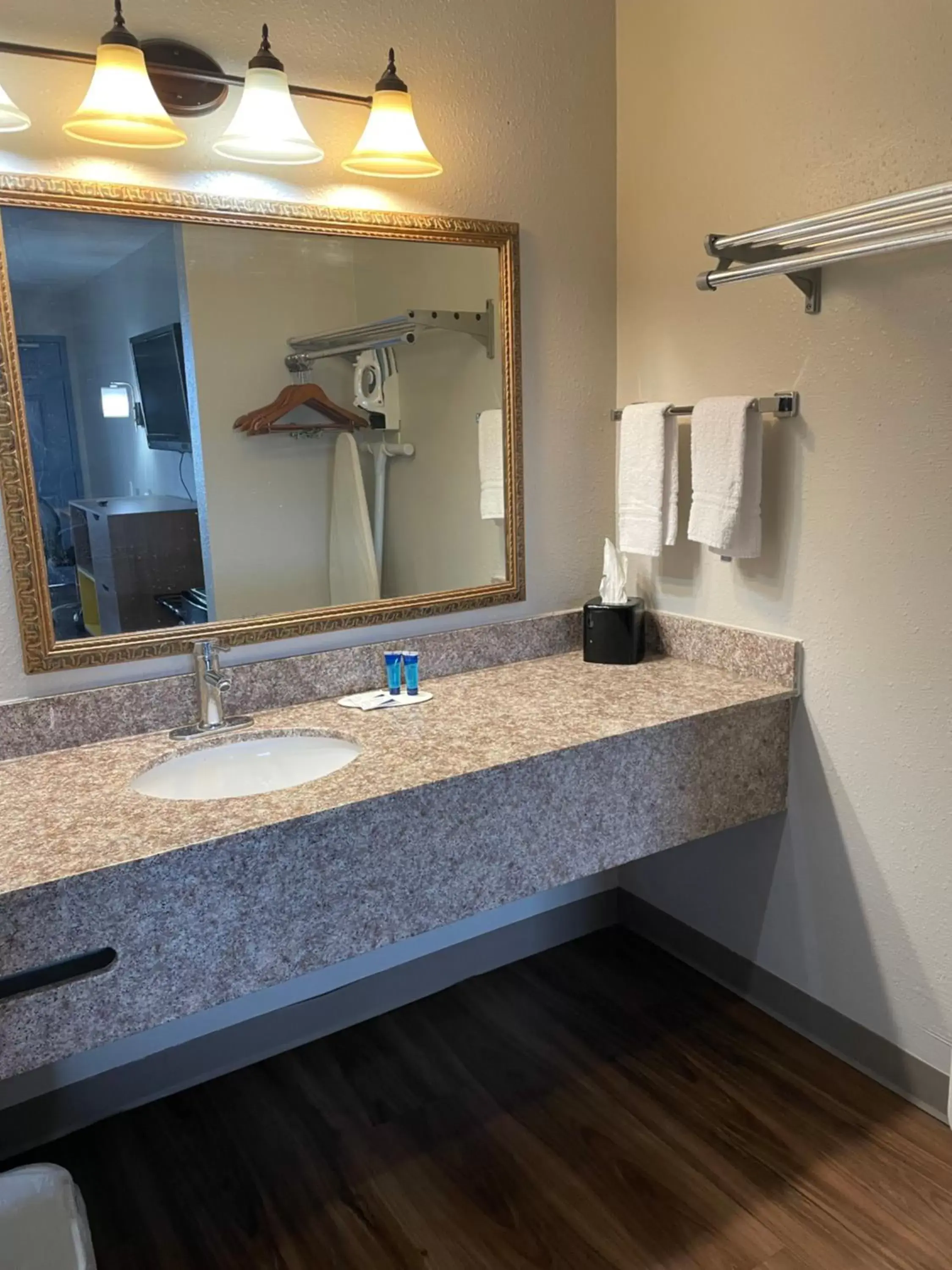 King Room with Roll-In Shower - Mobility Access/Non-Smoking in Days Inn by Wyndham Portland/Corpus Christi King Room with Roll-In Shower - Mobility Access/Non-Smoking in Days Inn by Wyndham Portland/Corpus Christi