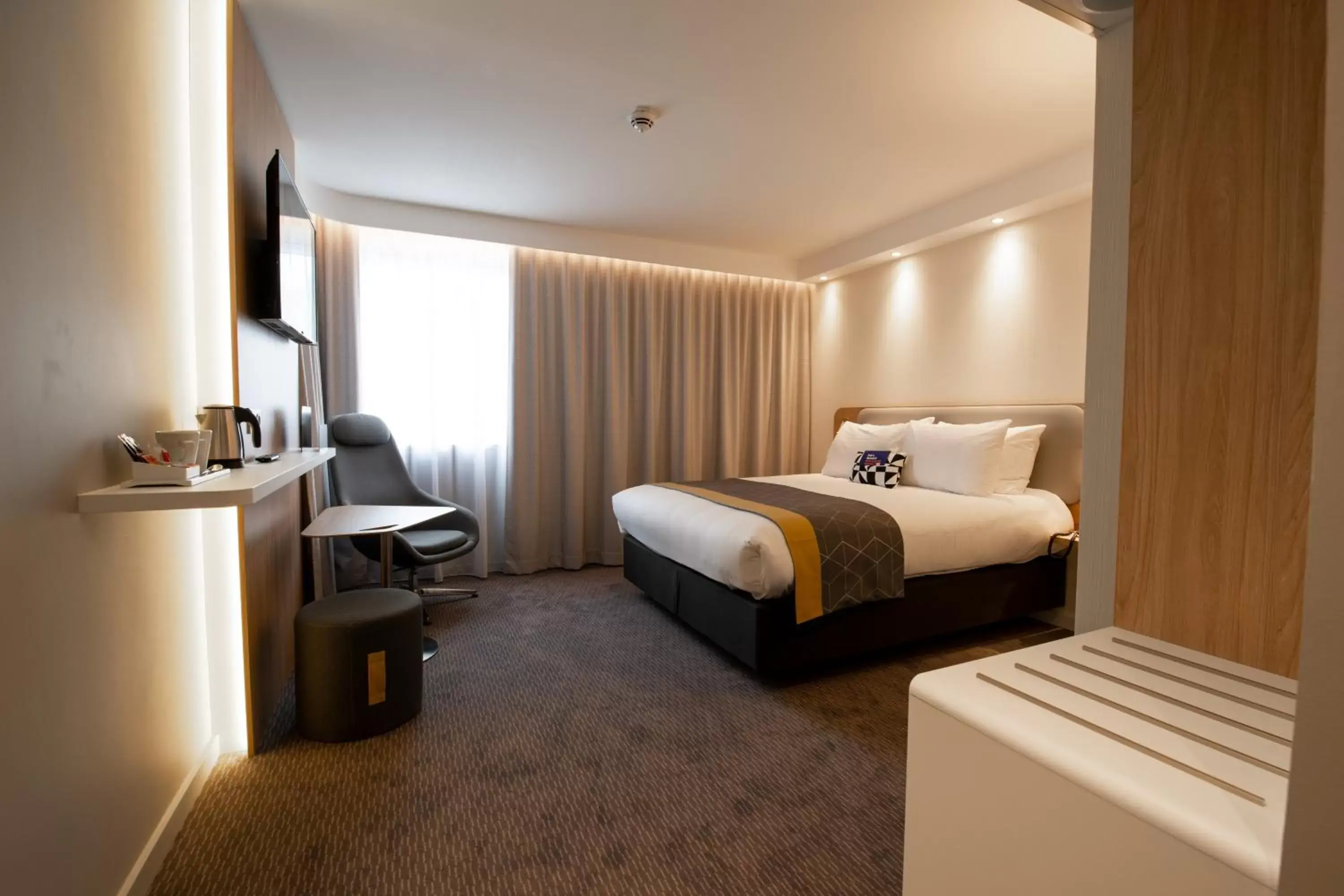 Queen Room with Accessible Roll In Shower in Holiday Inn Express - Arcachon - La Teste, an IHG Hotel Queen Room with Accessible Roll In Shower in Holiday Inn Express - Arcachon - La Teste, an IHG Hotel