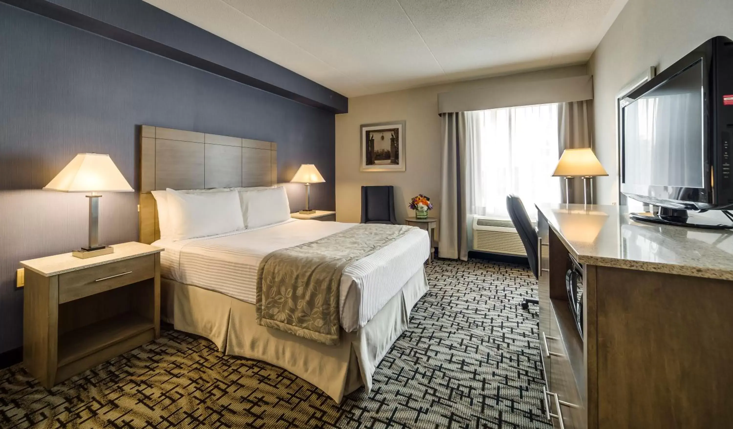 Standard Room with 1 Queen Bed in Monte Carlo Inn Oakville Suites Standard Room with 1 Queen Bed in Monte Carlo Inn Oakville Suites