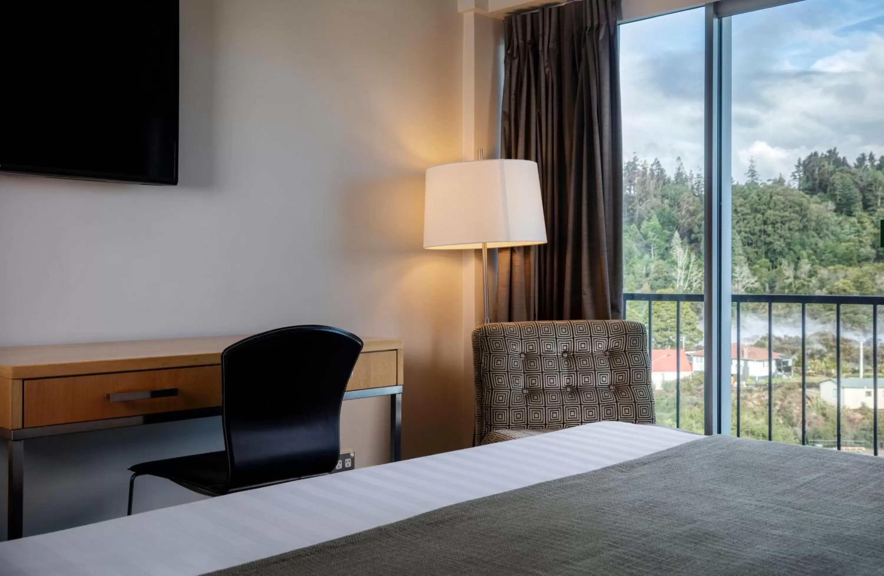 Deluxe Balcony King Room in Rydges Rotorua Deluxe Balcony King Room in Rydges Rotorua