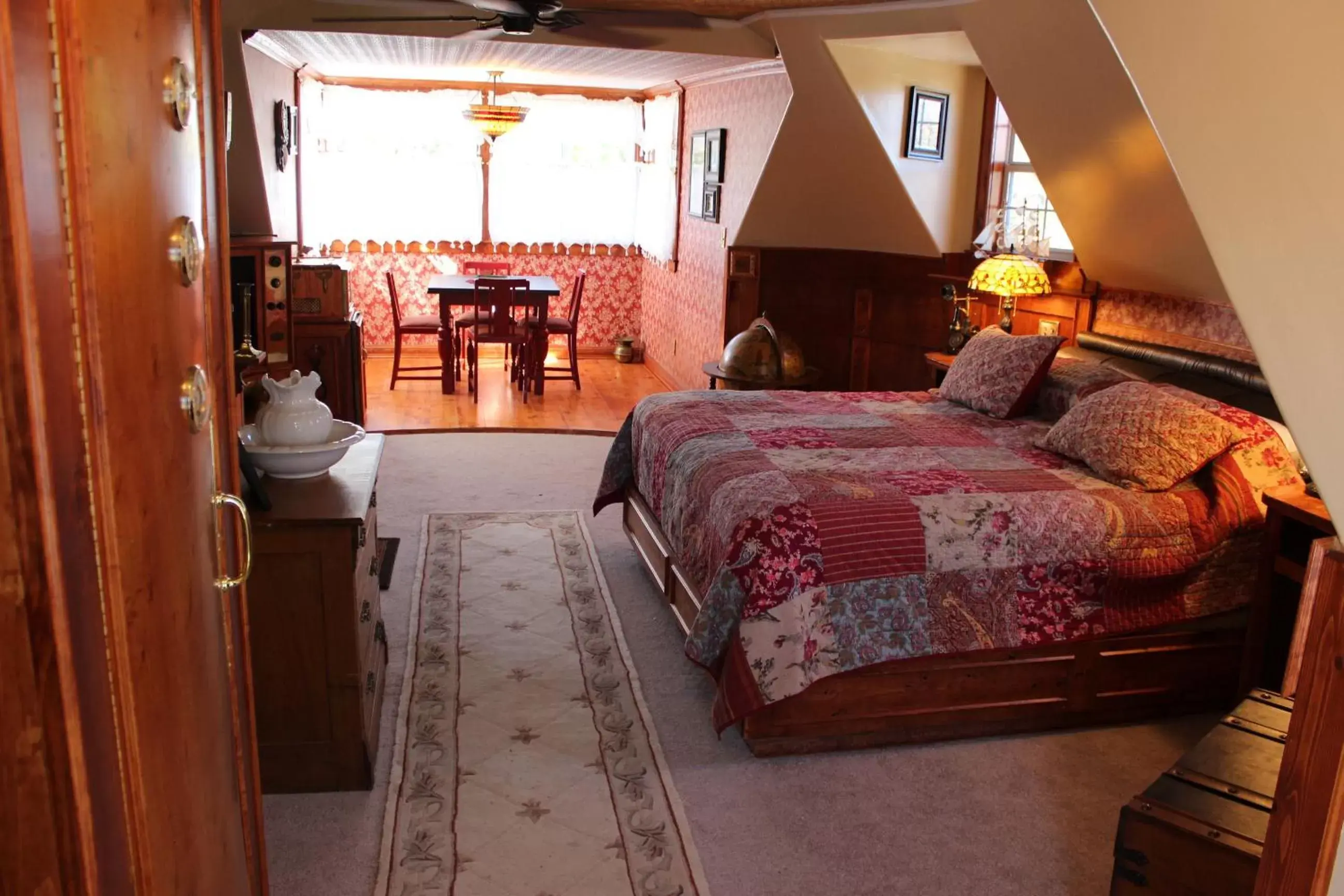 King Suite in Book Nook Inn King Suite in Book Nook Inn