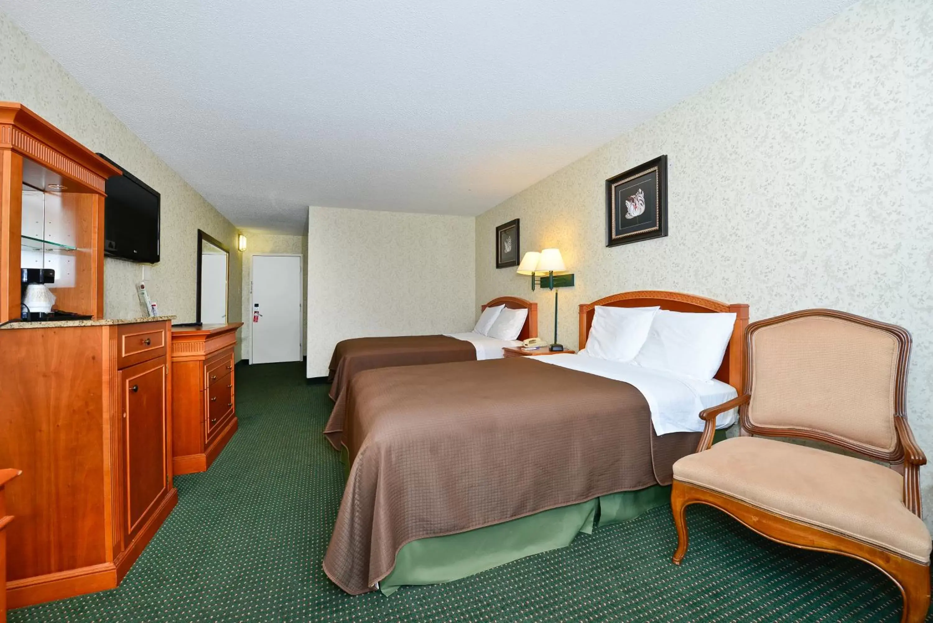 Double Room with Two Double Beds - Smoking in Americas Best Value Inn - Baltimore Double Room with Two Double Beds - Smoking in Americas Best Value Inn - Baltimore