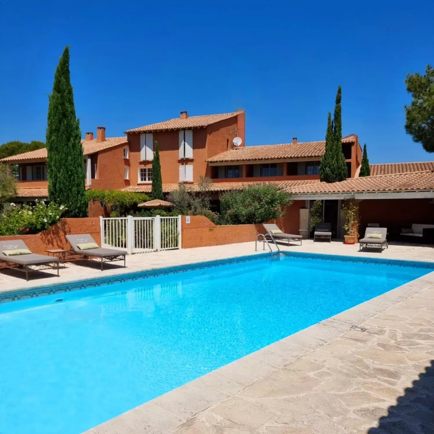 Swimming pool, Property Building in Castillon Des Baux Swimming pool, Property Building in Castillon Des Baux