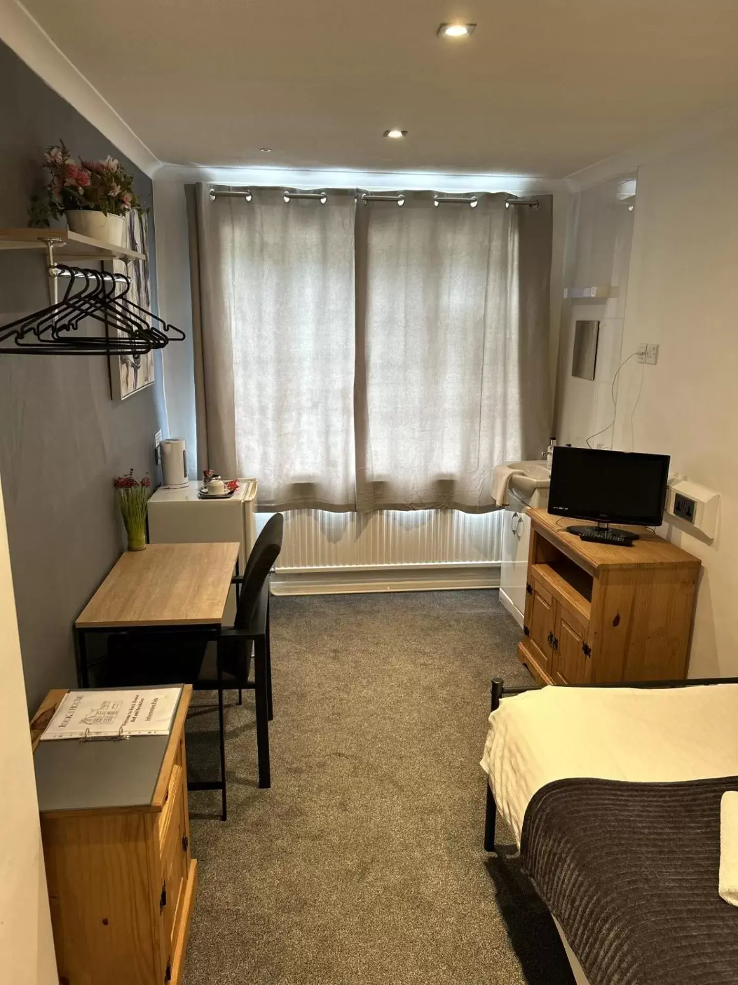 Economy Single Room - single occupancy in Rock House Bed and Breakfast Economy Single Room - single occupancy in Rock House Bed and Breakfast