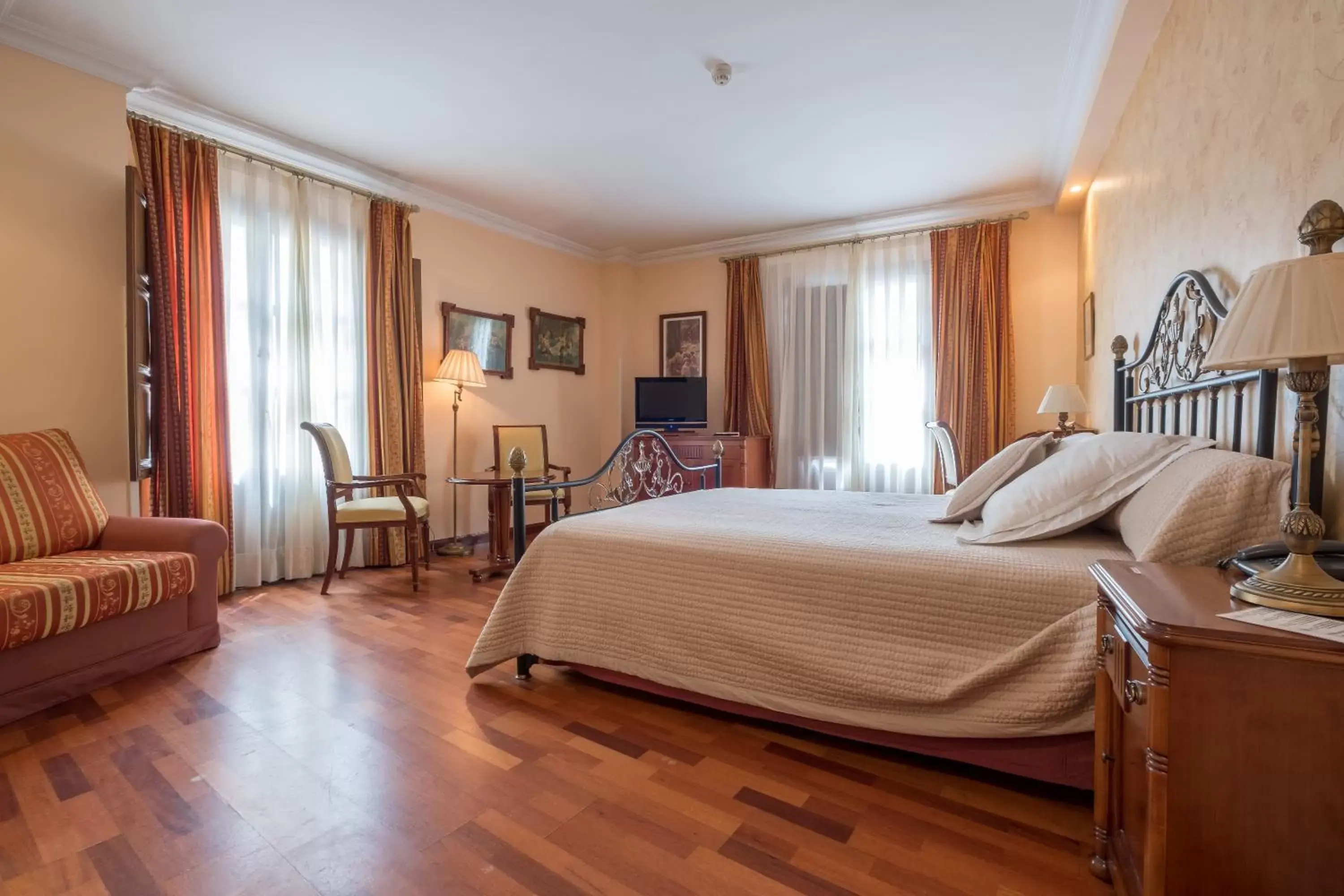 Superior Double Room with Jacuzzi in Condesa de Chinchón Superior Double Room with Jacuzzi in Condesa de Chinchón