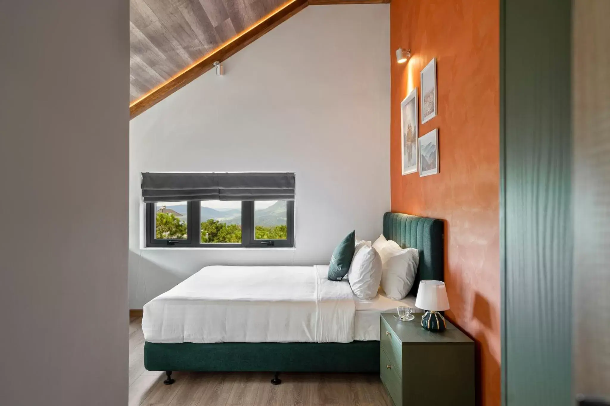 Deluxe Queen Room in De La Sol Villa Dalat Deluxe Queen Room in De La Sol Villa Dalat