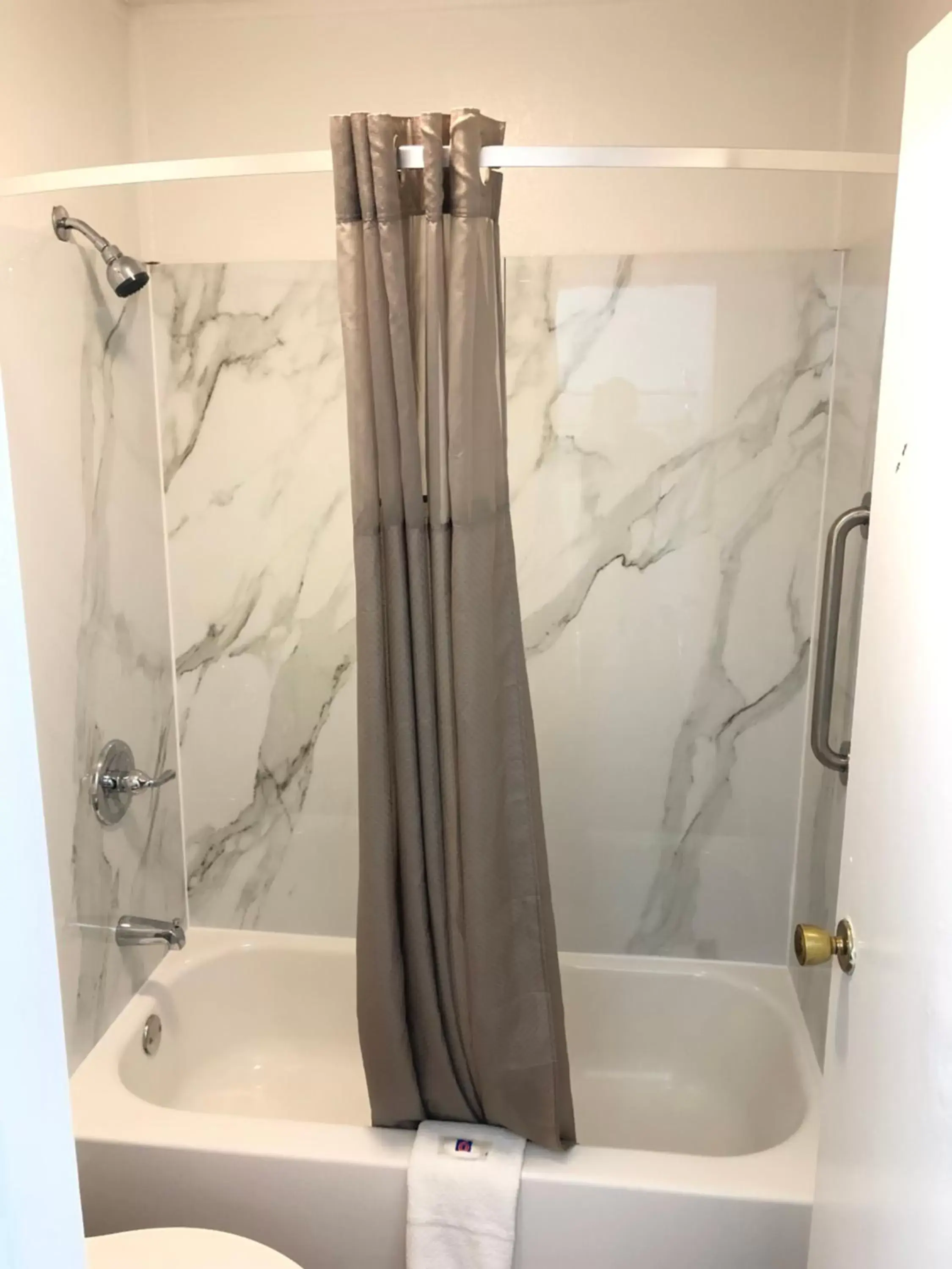 Deluxe Quadruple Room - single occupancy - Non-Smoking in Motel 6-Parkersburg, WV Deluxe Quadruple Room - single occupancy - Non-Smoking in Motel 6-Parkersburg, WV