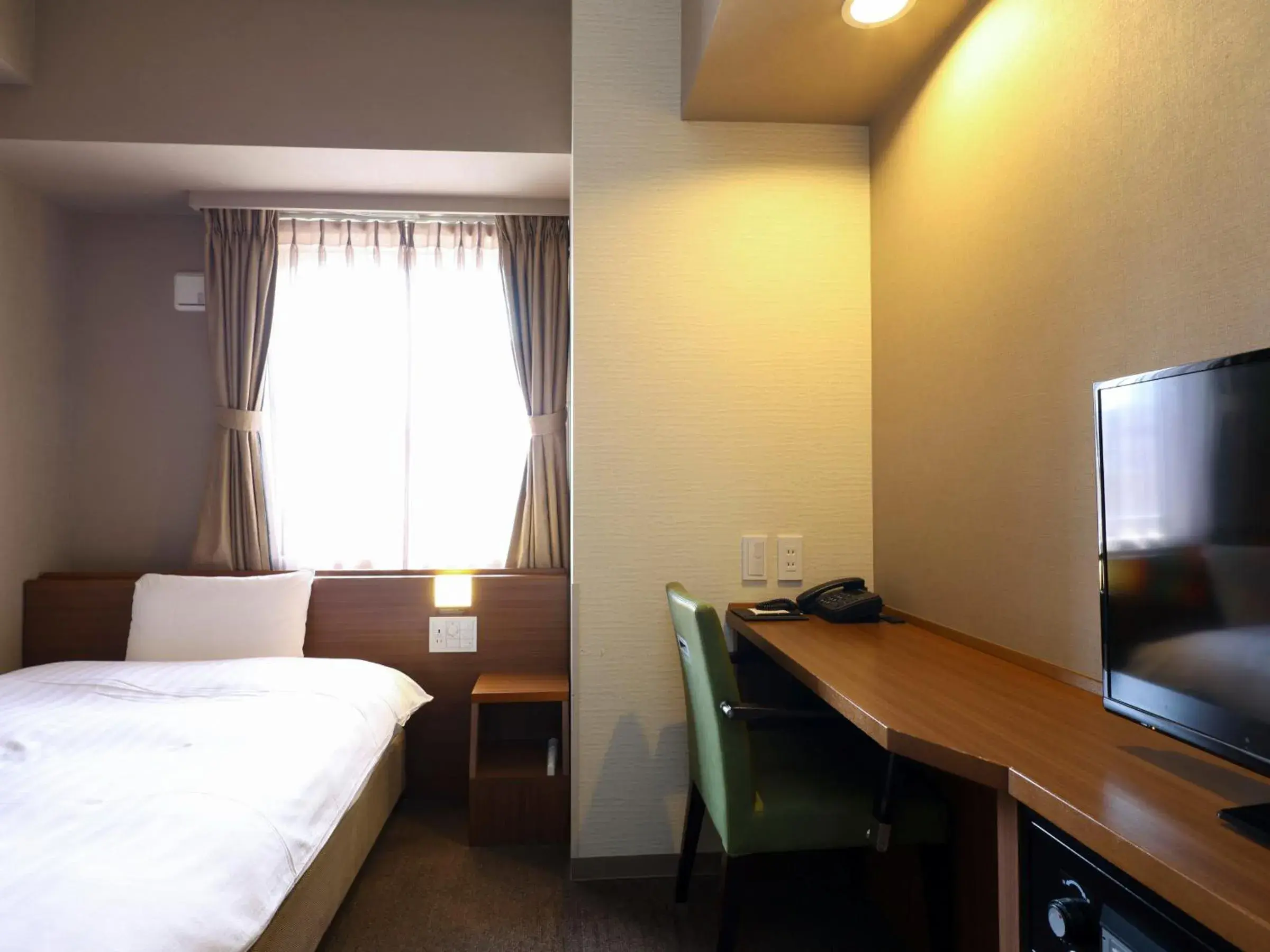 Single Room with Small Double Bed - Smoking in Dormy Inn Tokyo Hatchobori - Natural Hot Spring Single Room with Small Double Bed - Smoking in Dormy Inn Tokyo Hatchobori - Natural Hot Spring