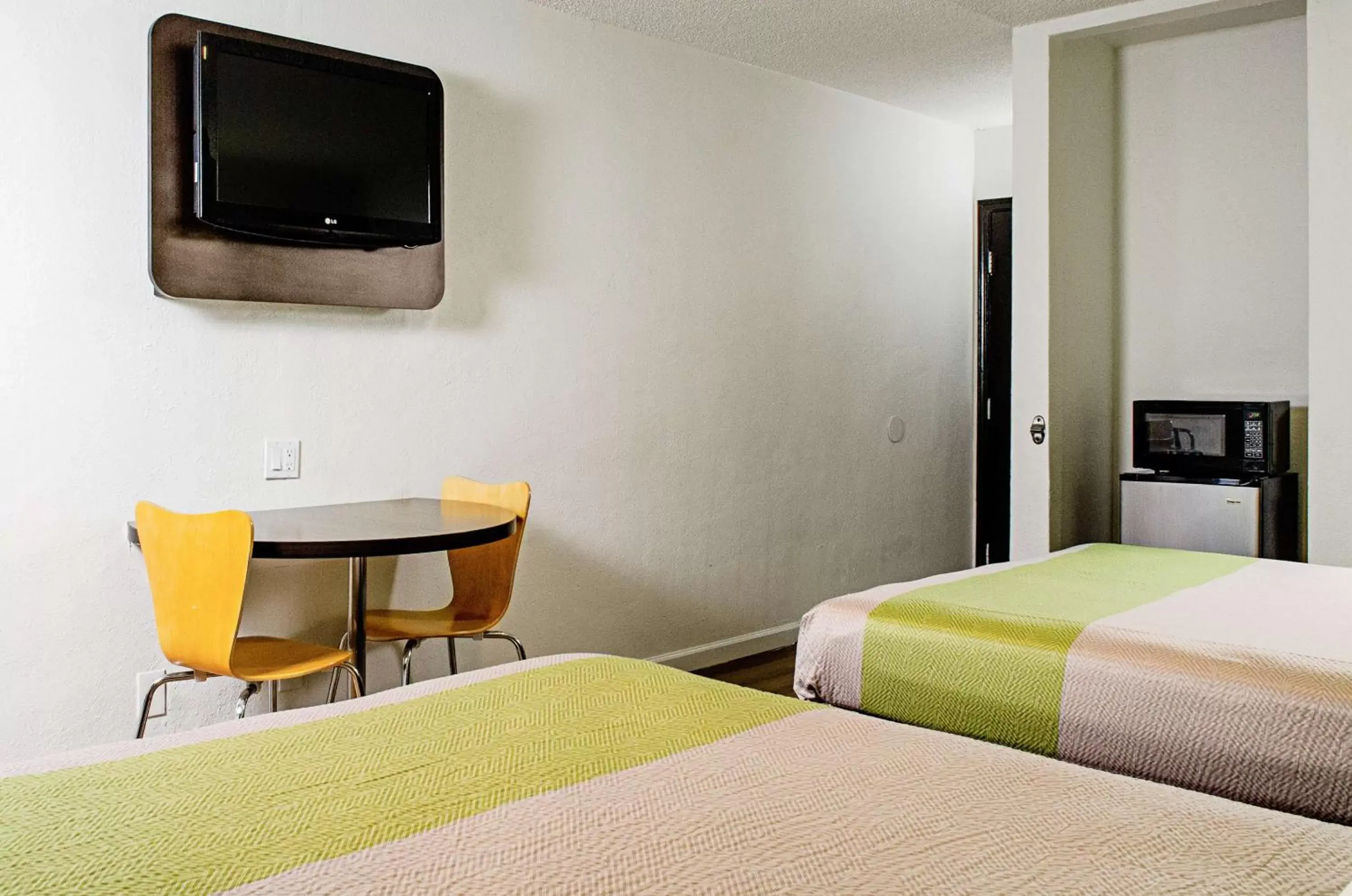 Queen Room with Two Queen Beds - single occupancy - Non-Smoking in Motel 6-Modesto, CA - Downtown Queen Room with Two Queen Beds - single occupancy - Non-Smoking in Motel 6-Modesto, CA - Downtown