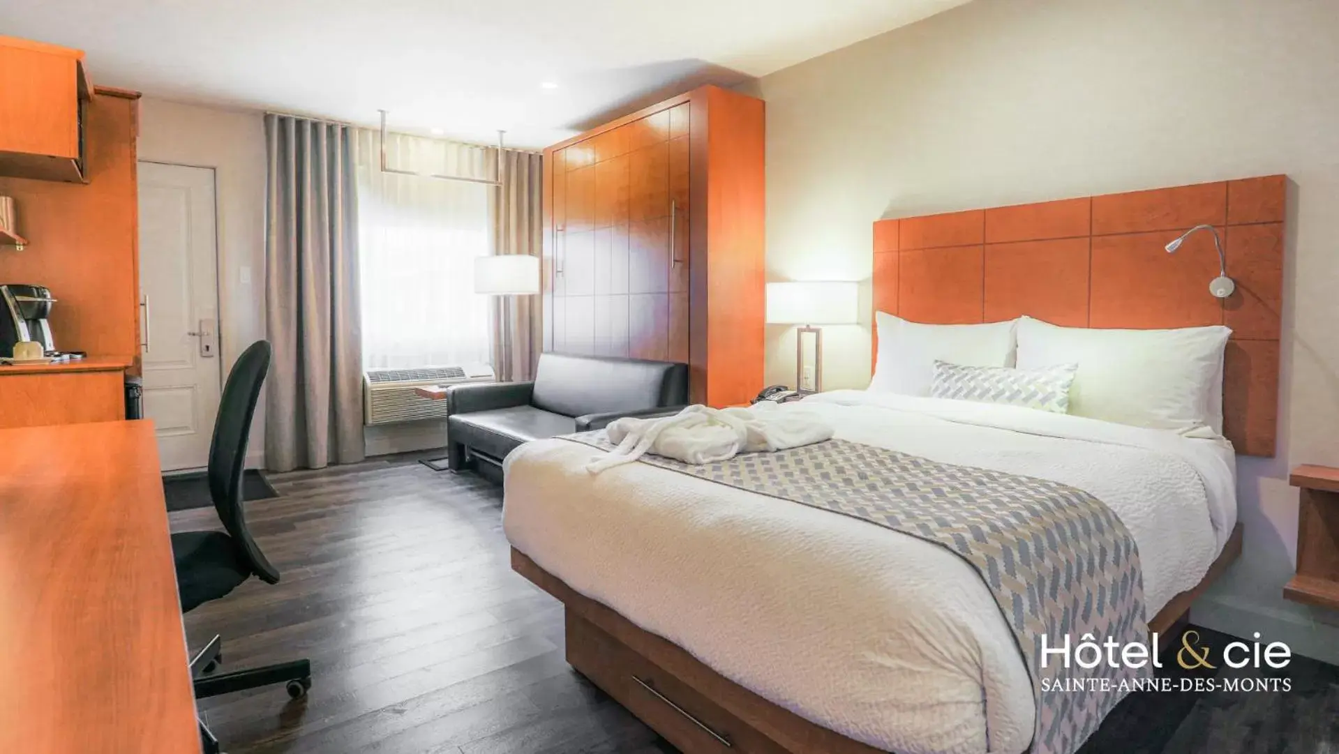 Superior Queen Room with Two Queen Beds in Hôtel & cie Superior Queen Room with Two Queen Beds in Hôtel & cie