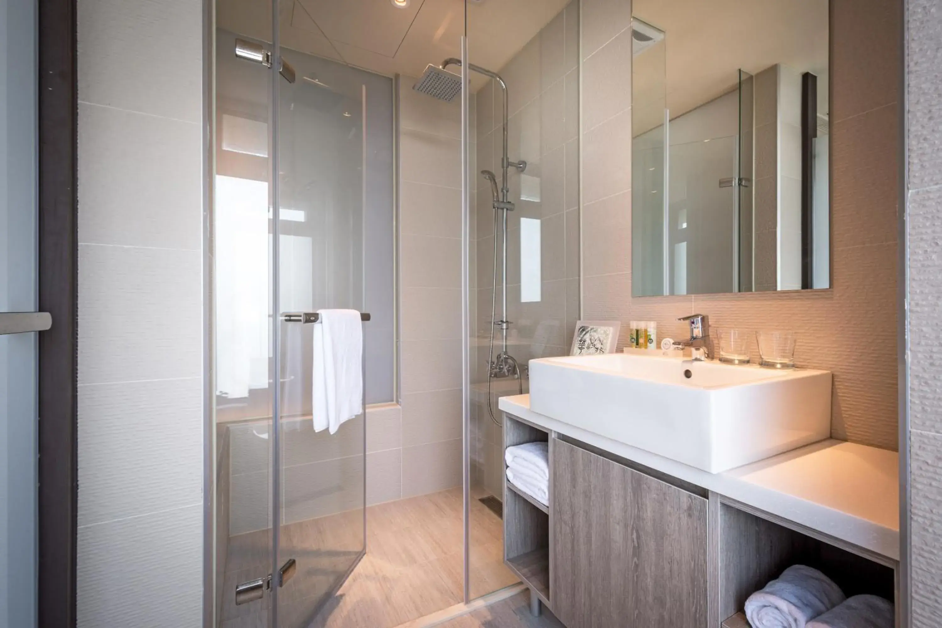 Queen Room with City View and Balcony in Wallsun Hotel Queen Room with City View and Balcony in Wallsun Hotel