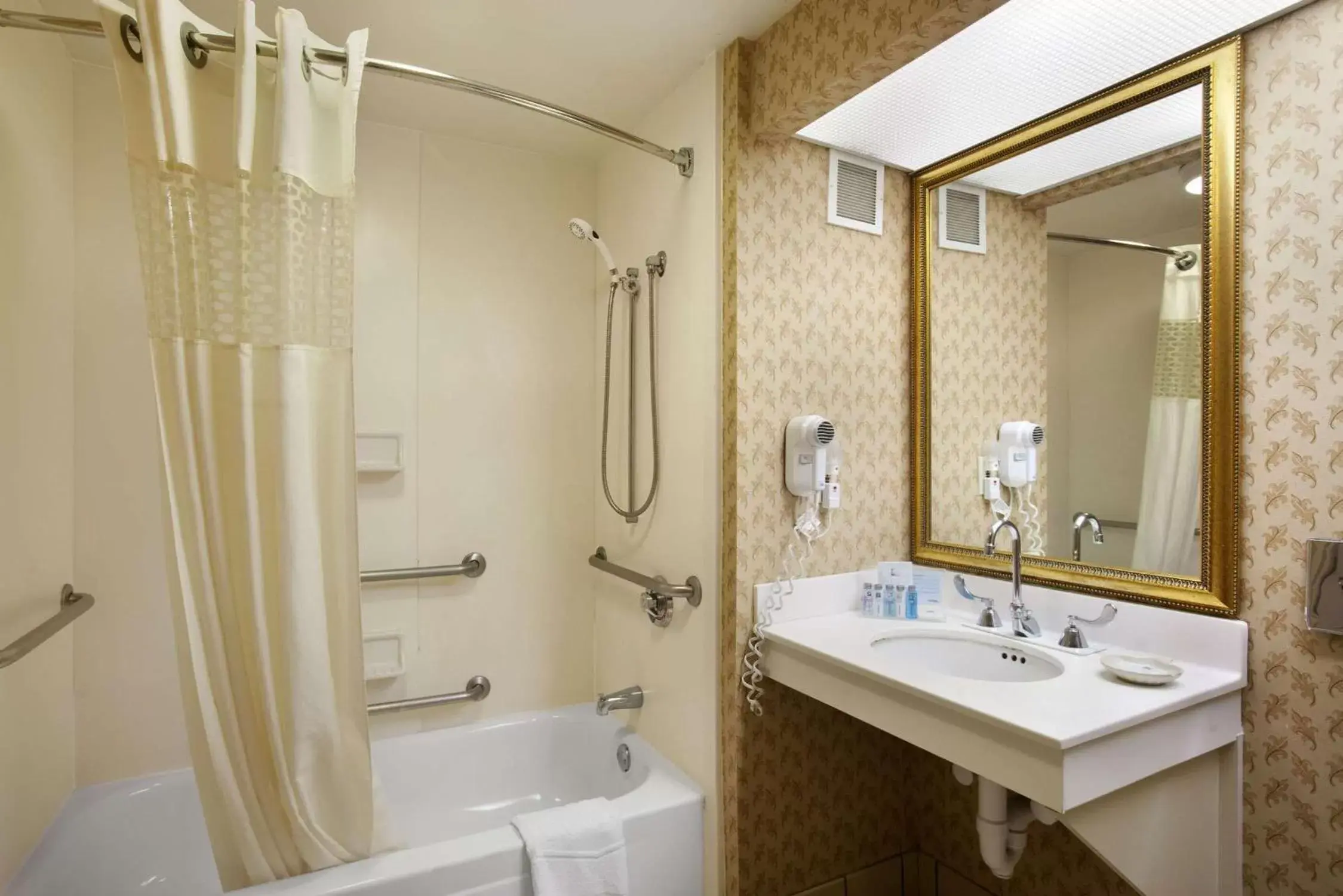 Queen Suite with Mobility/Hearing Accessible Tub - Non-Smoking in Hampton Inn & Suites Providence-Warwick Airport Queen Suite with Mobility/Hearing Accessible Tub - Non-Smoking in Hampton Inn & Suites Providence-Warwick Airport