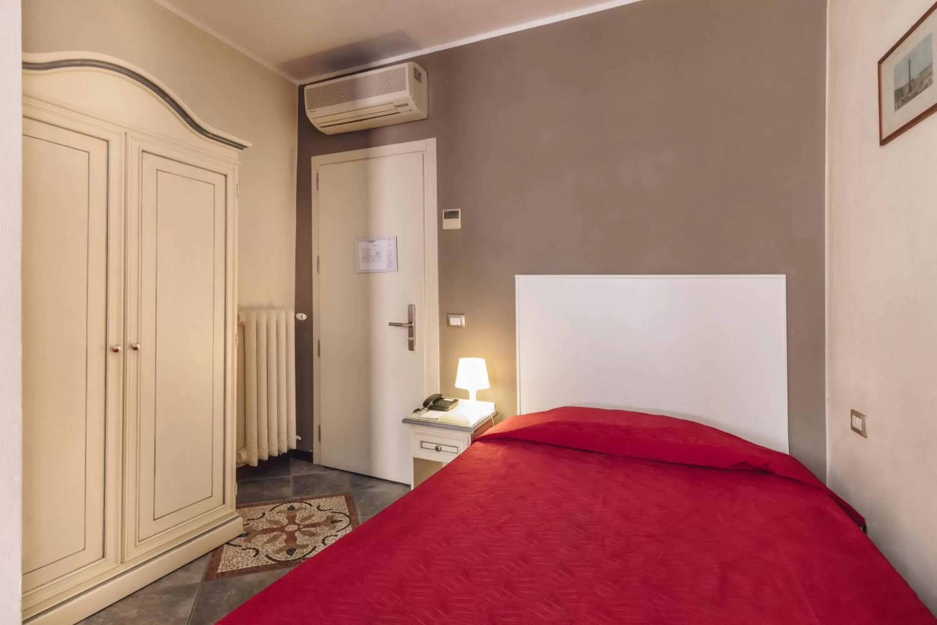 Single Room in Hotel Astoria Single Room in Hotel Astoria