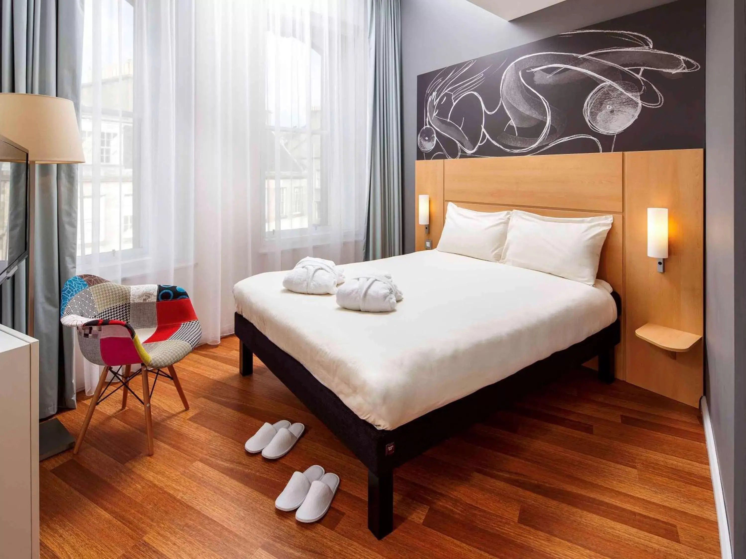 Premium Double Room with Comfortable Seating Area in ibis Edinburgh Centre South Bridge – Royal Mile Premium Double Room with Comfortable Seating Area in ibis Edinburgh Centre South Bridge – Royal Mile