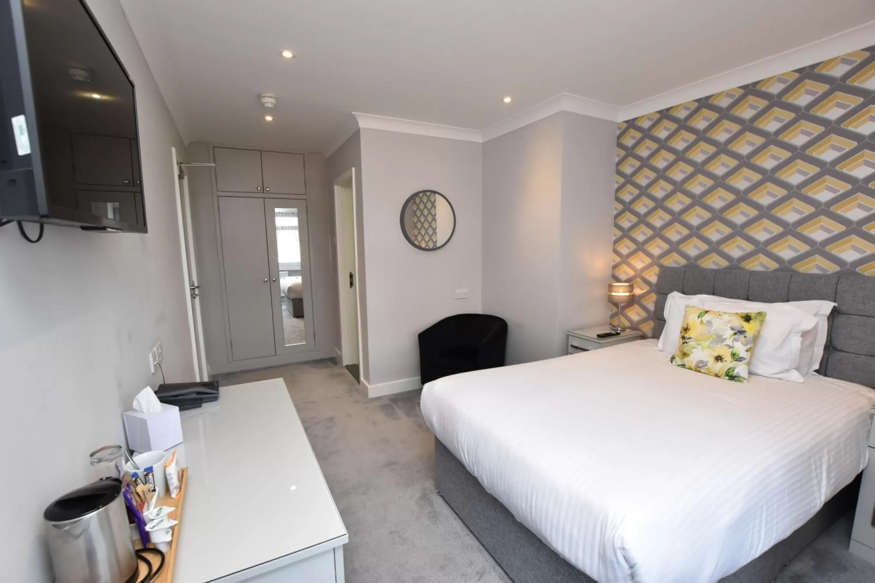 Single Room in Kingsway Hotel. Single Room in Kingsway Hotel.