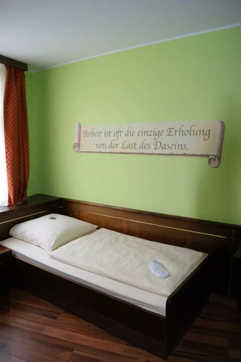 Single Room in Hotel am Wilhelmsplatz Single Room in Hotel am Wilhelmsplatz