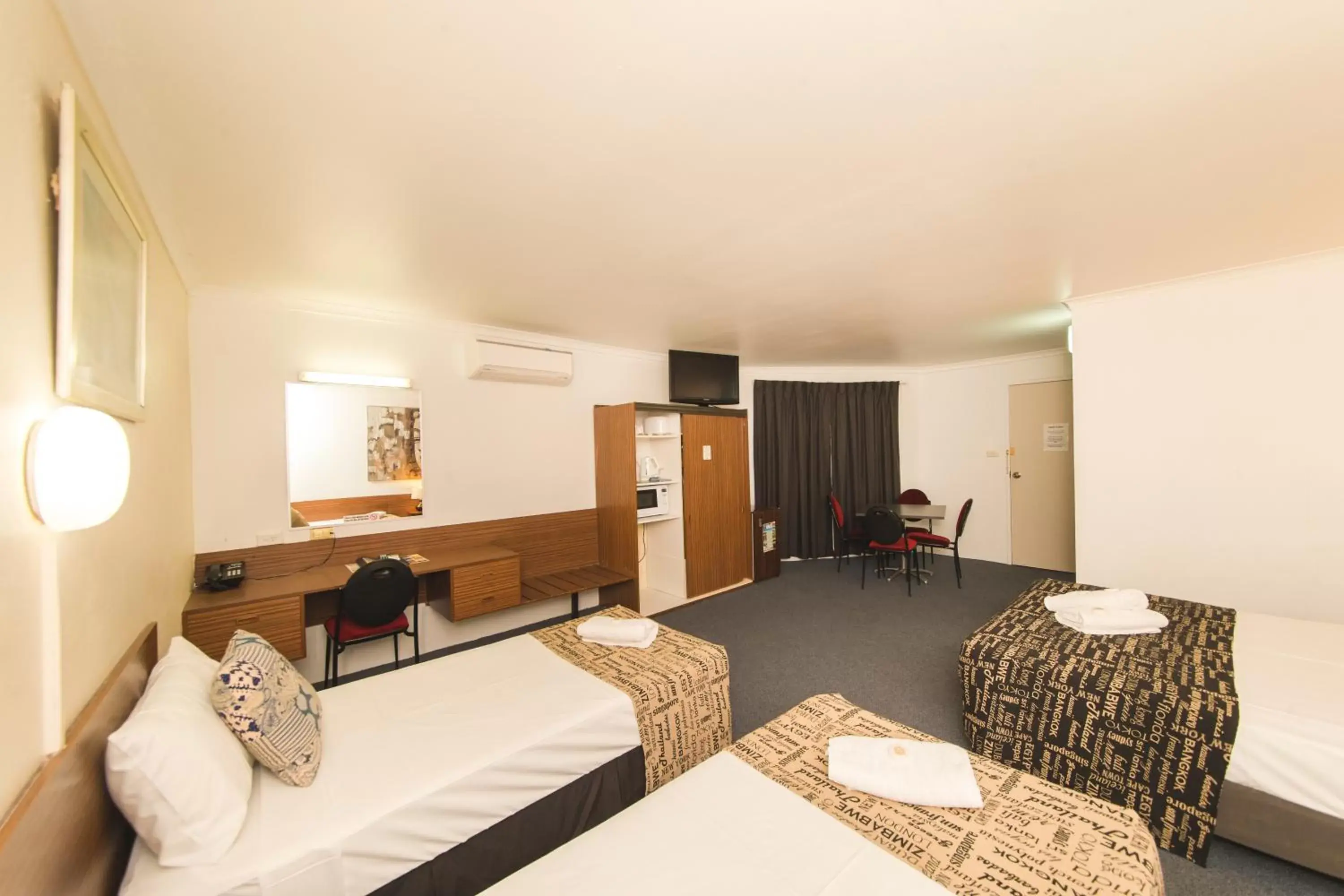 Deluxe Family Room in Hampton Villa Motel Deluxe Family Room in Hampton Villa Motel