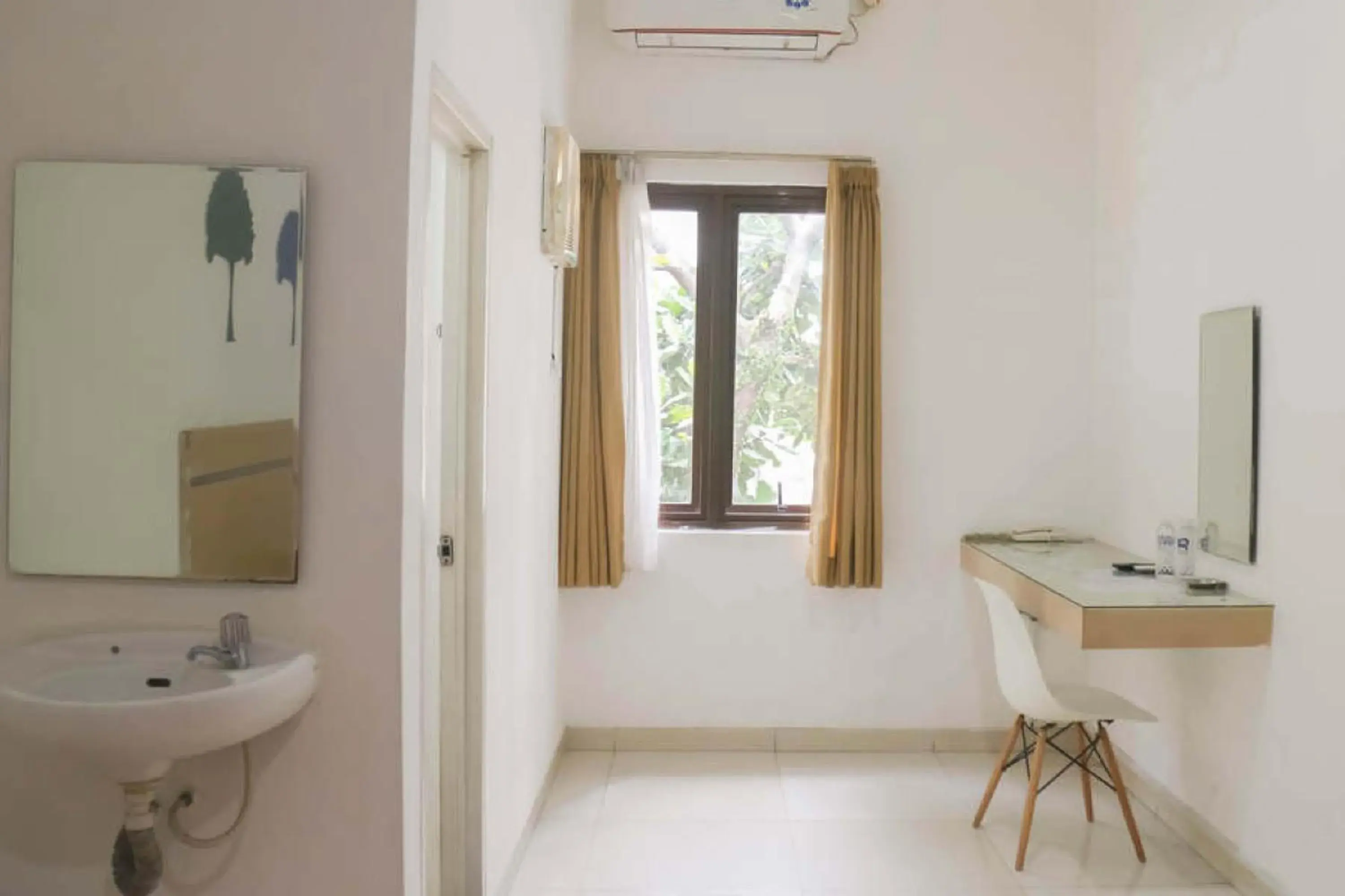 Double Room in RedDoorz near Alun Alun Bandung 3 Double Room in RedDoorz near Alun Alun Bandung 3