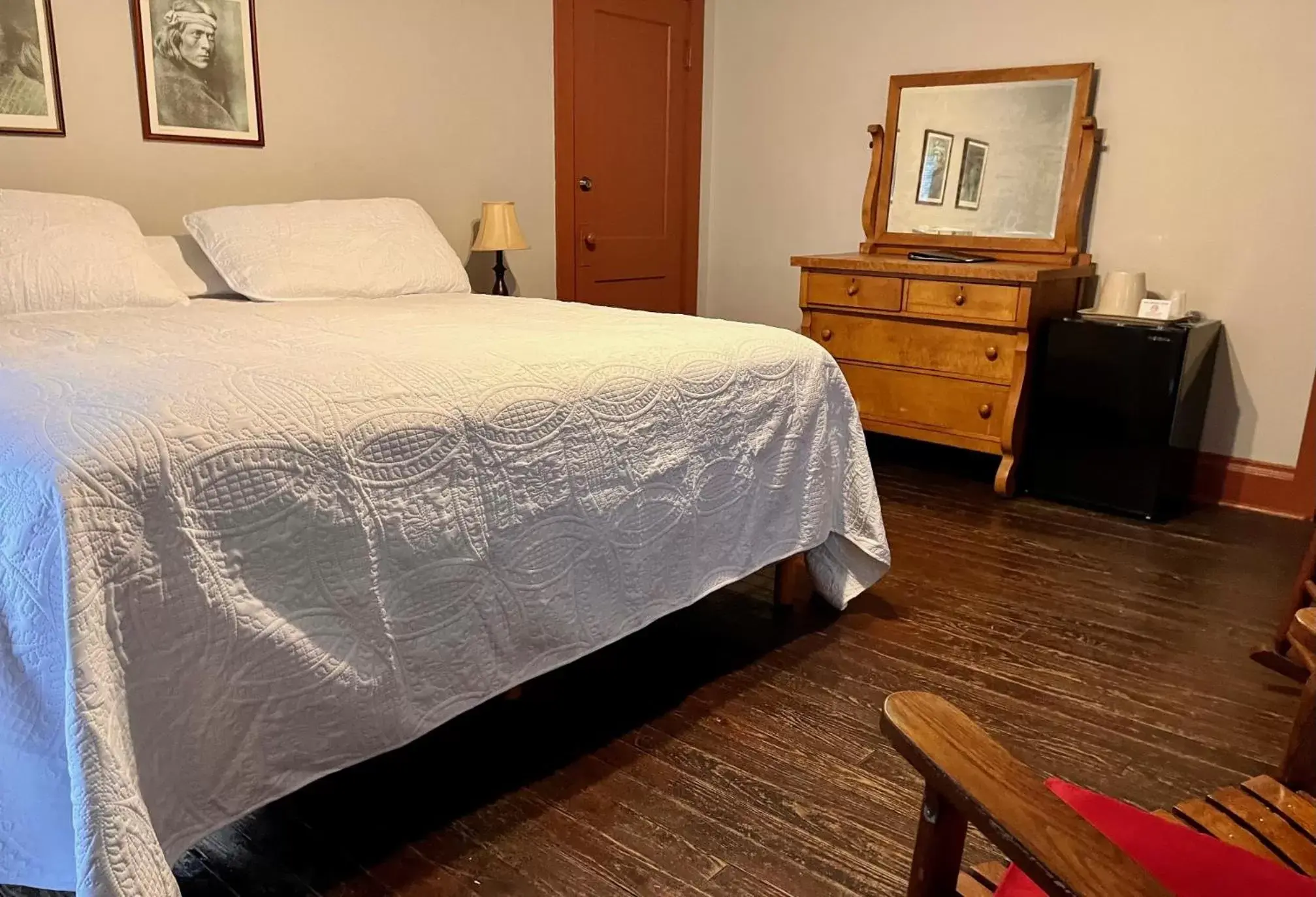 Standard King Room in Lakeside Inn Standard King Room in Lakeside Inn