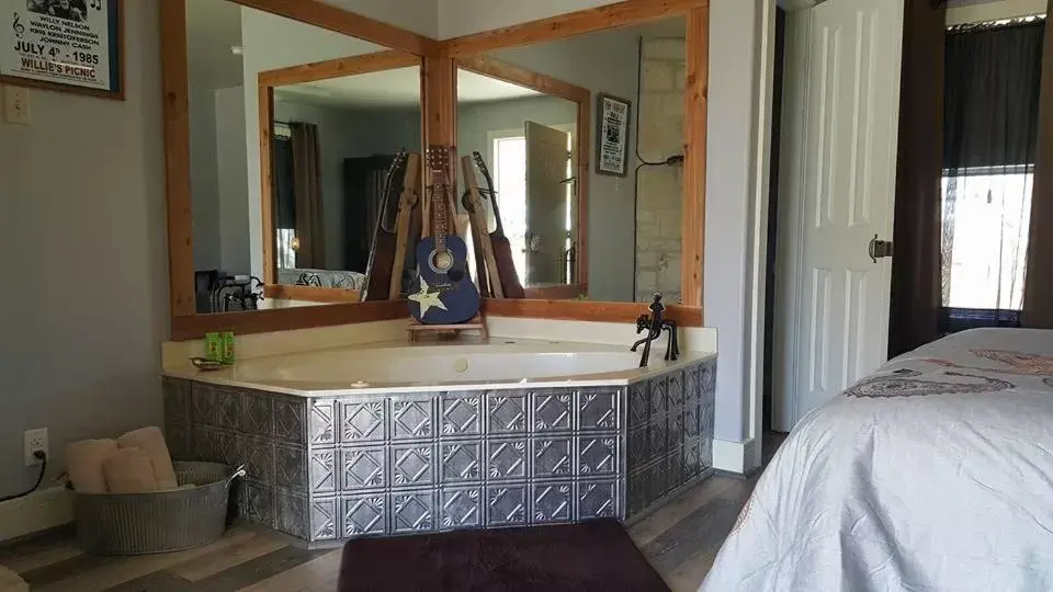 Queen Room with Spa Bath and Fireplace in Full Moon Inn Queen Room with Spa Bath and Fireplace in Full Moon Inn