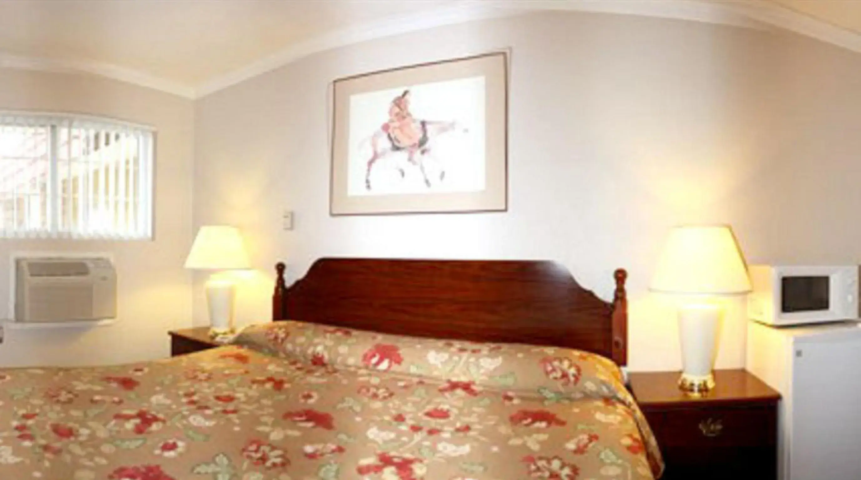 King Room - Non-Smoking in Sunset Inn and Suites West Sacramento King Room - Non-Smoking in Sunset Inn and Suites West Sacramento