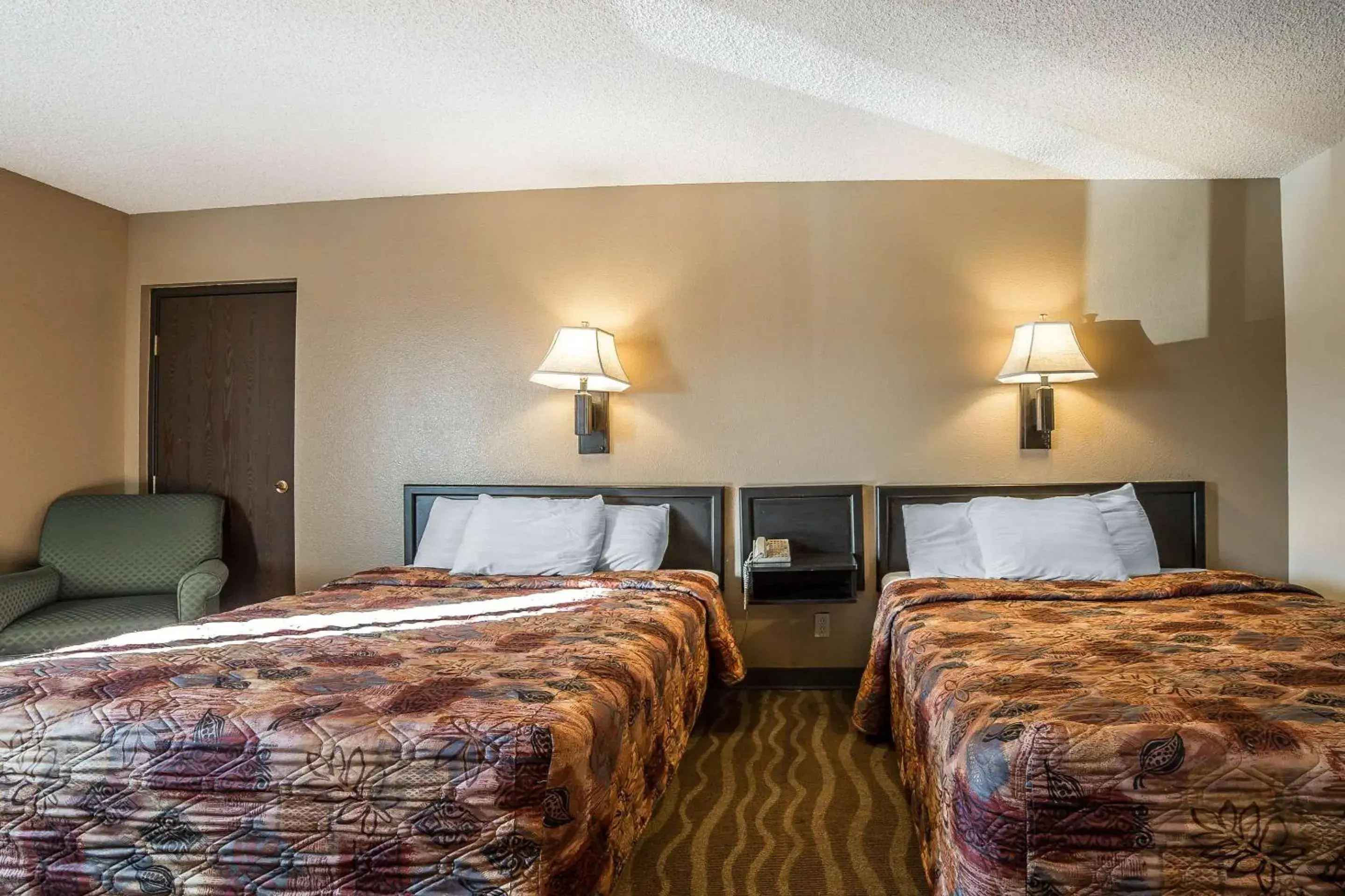 Queen Room with Two Queen Beds - Smoking in Rodeway Inn Cheyenne I-80 East Queen Room with Two Queen Beds - Smoking in Rodeway Inn Cheyenne I-80 East