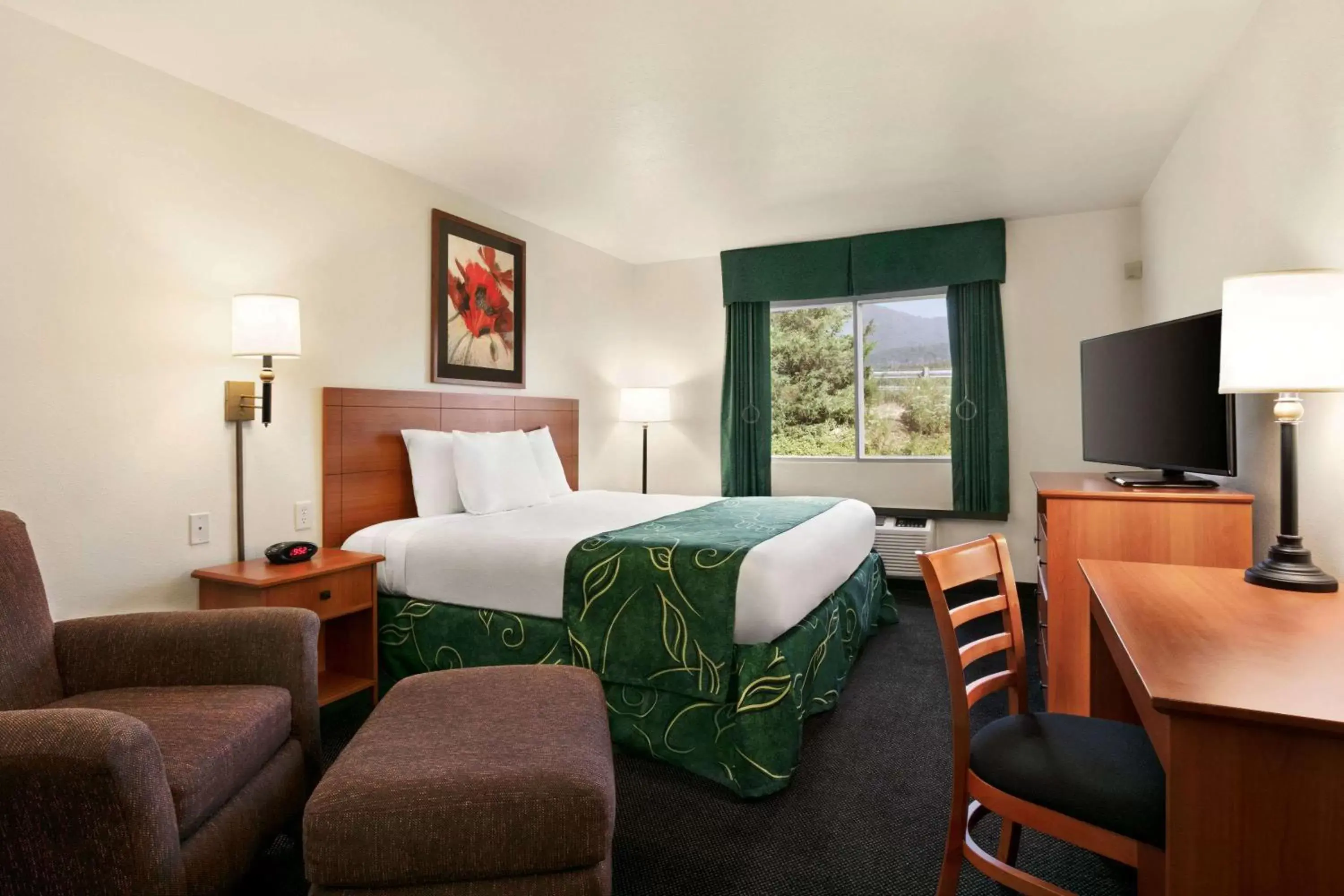 King Room - Non-Smoking in Travelodge by Wyndham Low Moor Near Covington King Room - Non-Smoking in Travelodge by Wyndham Low Moor Near Covington