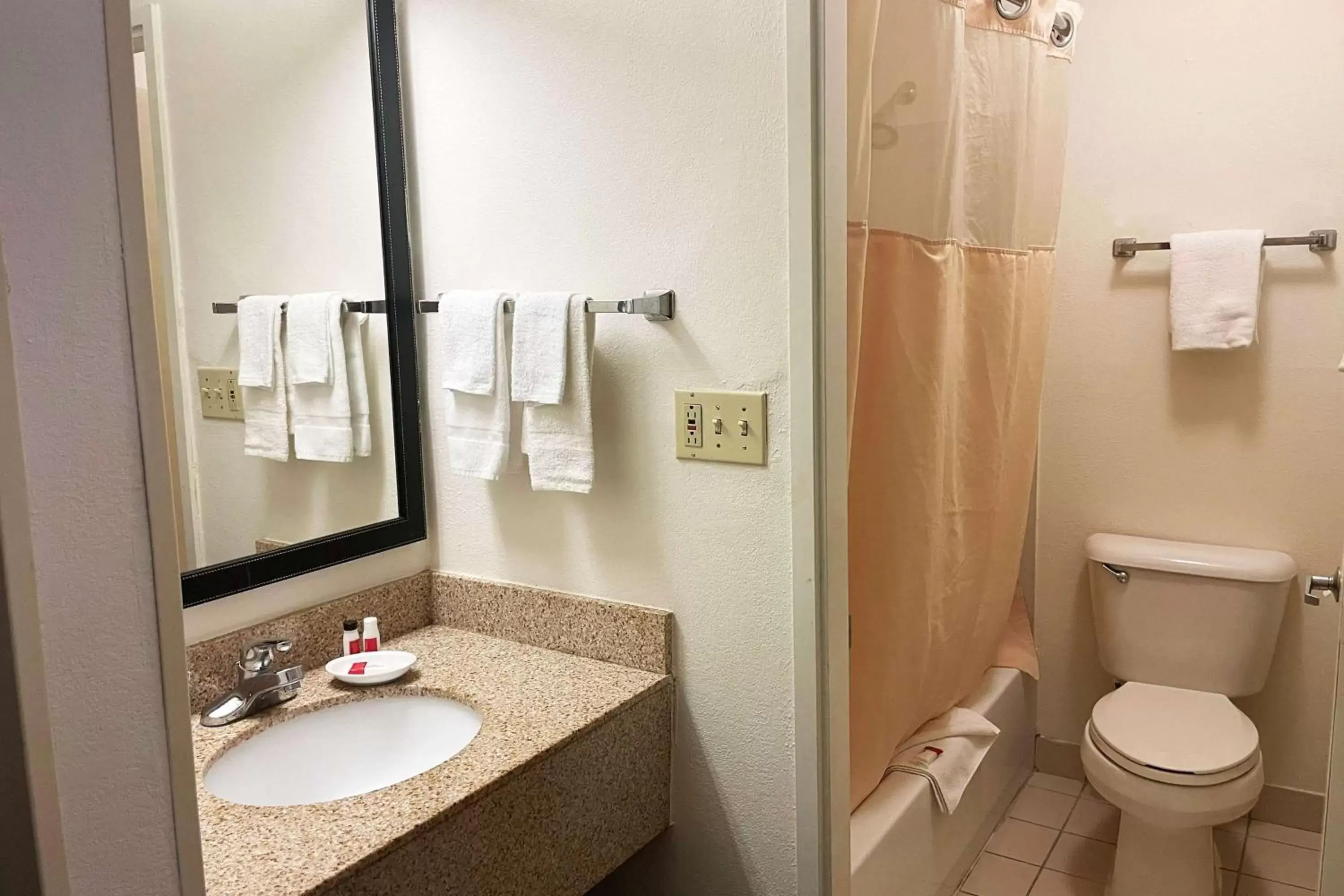 1 King Bed, Mobility Accessible Room, Bathtub w/ Grab Bars, Non-Smoking in Baymont by Wyndham Dayton North 1 King Bed, Mobility Accessible Room, Bathtub w/ Grab Bars, Non-Smoking in Baymont by Wyndham Dayton North