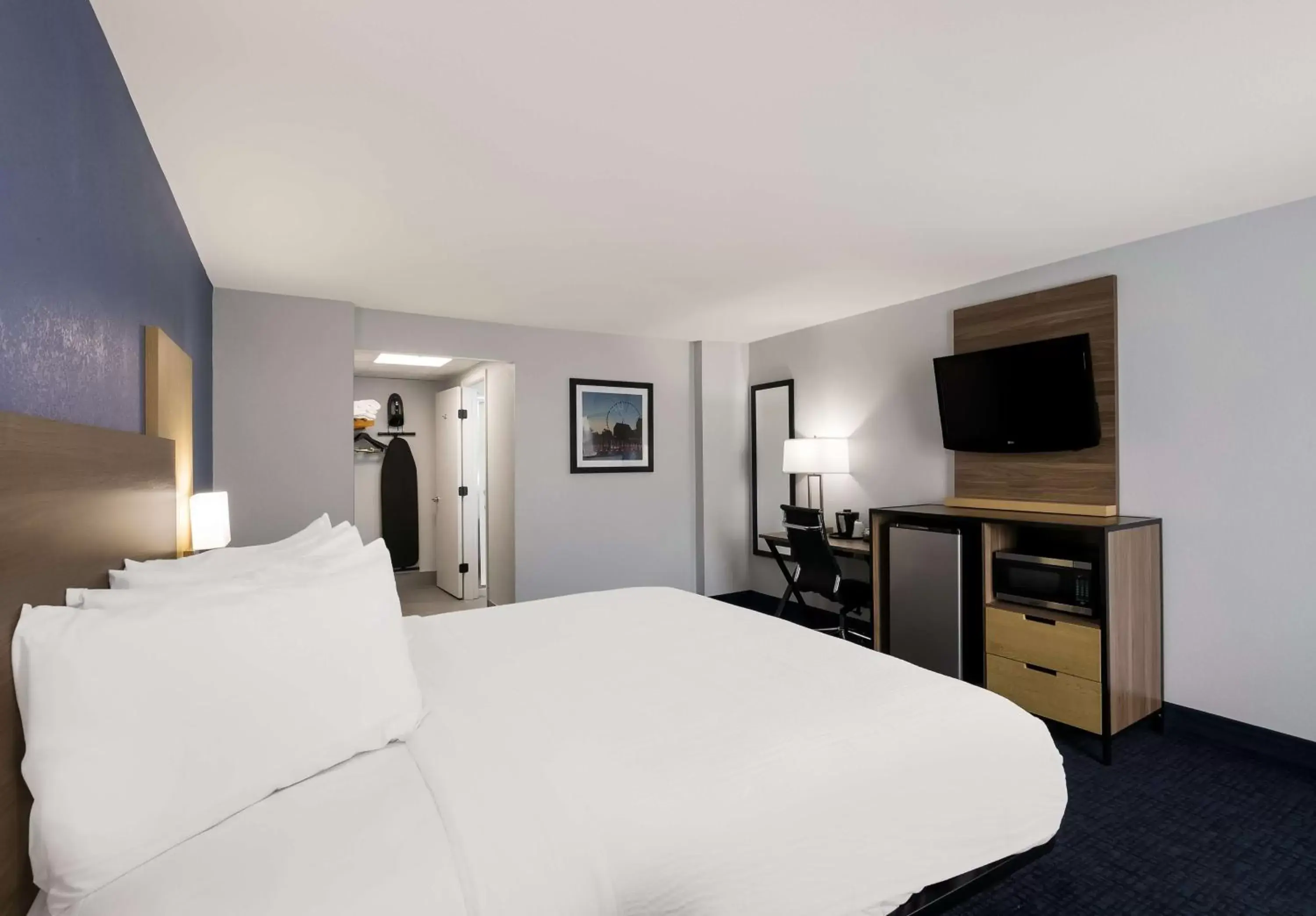 King Room with Roll-In Shower - Disability Access/Non-Smoking in SureStay Plus by Best Western Pigeon Forge King Room with Roll-In Shower - Disability Access/Non-Smoking in SureStay Plus by Best Western Pigeon Forge