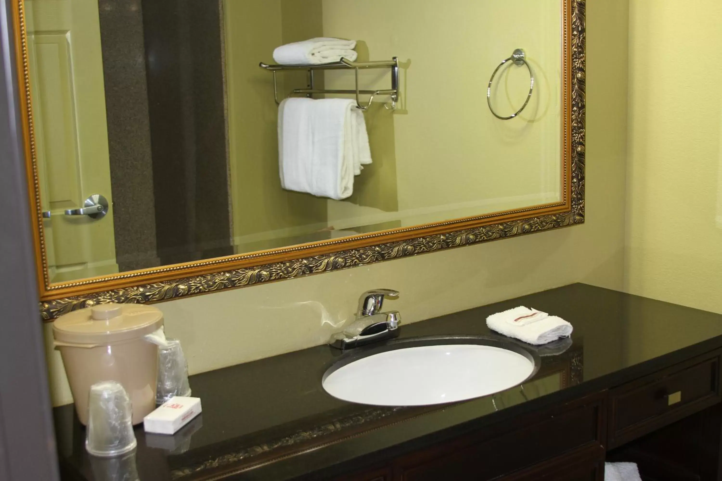 Deluxe Room with Two Queen Beds Non-Smoking in Red Roof Inn & Suites Detroit - Melvindale/Dearborn Deluxe Room with Two Queen Beds Non-Smoking in Red Roof Inn & Suites Detroit - Melvindale/Dearborn