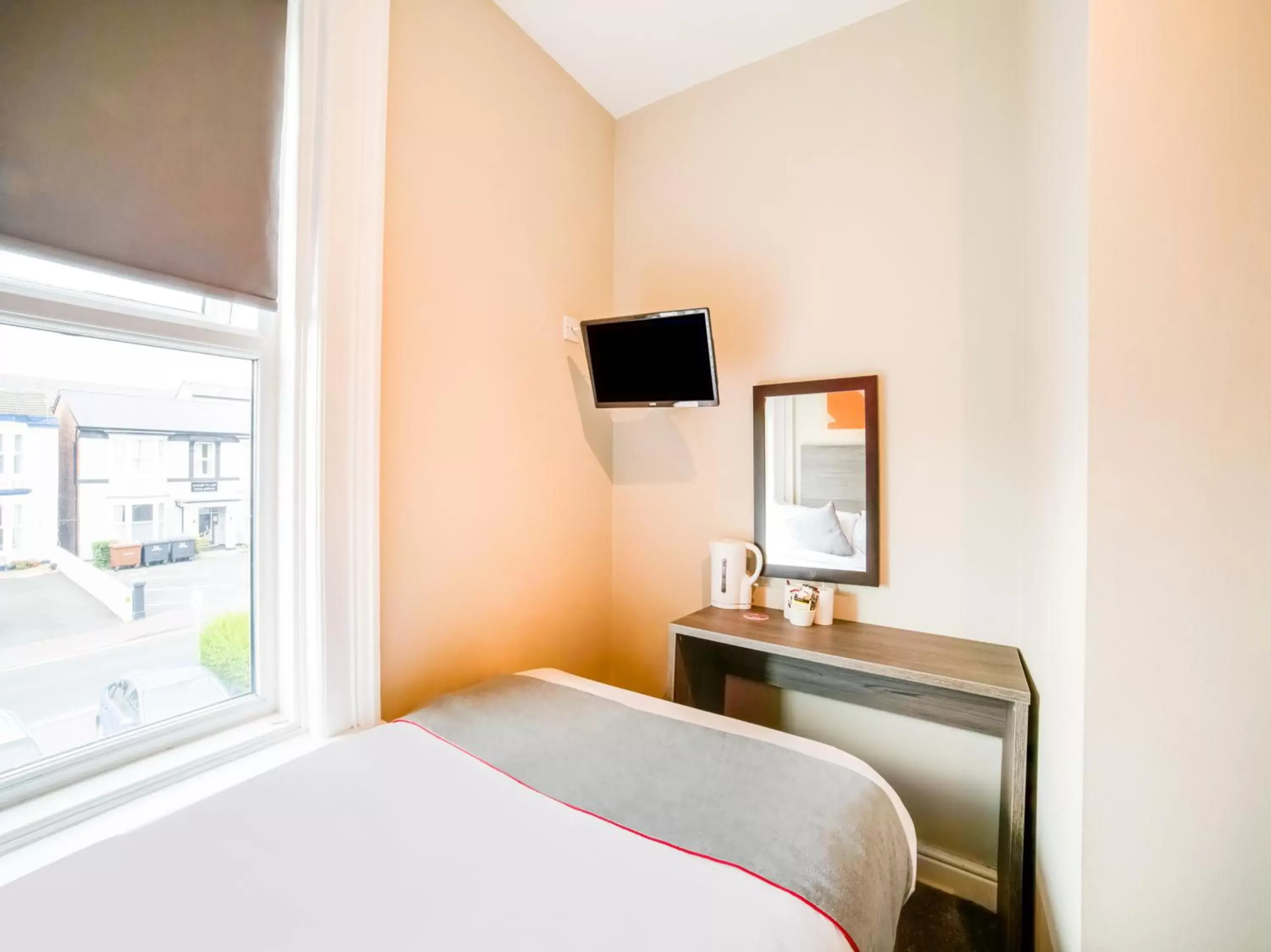 Standard Single Room in OYO Tequila and Dunlin Rooms Southport Central Standard Single Room in OYO Tequila and Dunlin Rooms Southport Central