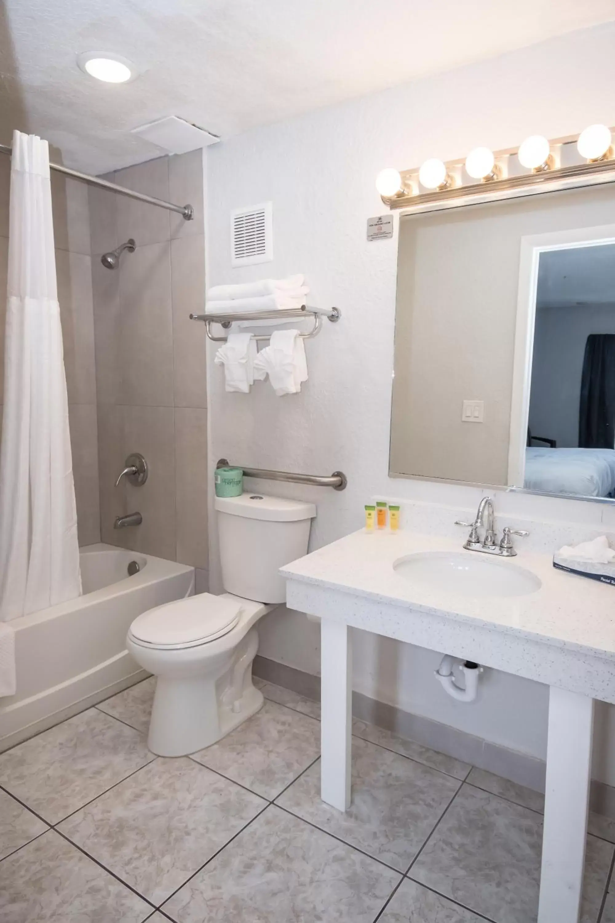 King Room with Mobility Access and Bathtub with Grab Bars, Non-Smoking in Developer Inn Orlando North, a Baymont by Wyndham King Room with Mobility Access and Bathtub with Grab Bars, Non-Smoking in Developer Inn Orlando North, a Baymont by Wyndham