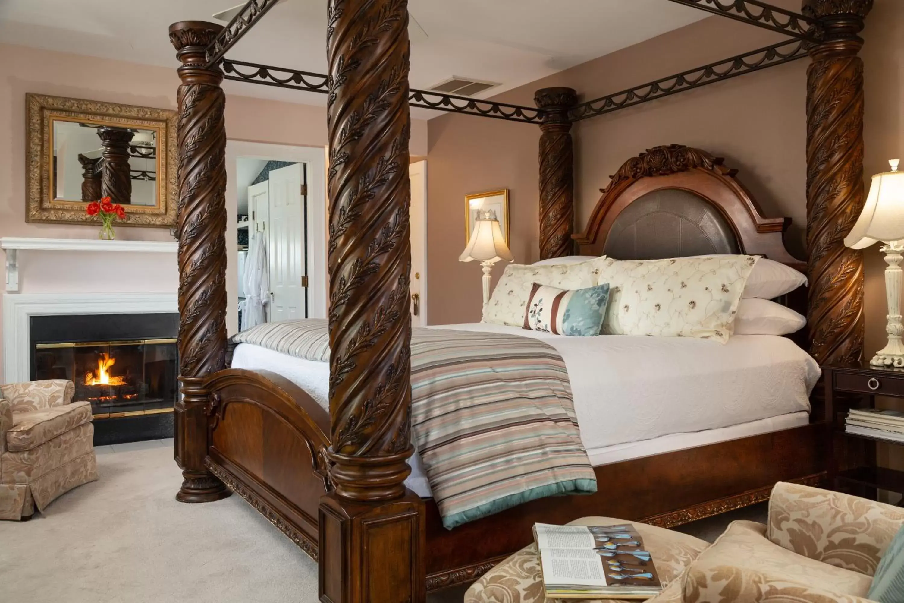 Deluxe King Room with Massage Shower in White Doe Inn Bed & Breakfast Deluxe King Room with Massage Shower in White Doe Inn Bed & Breakfast