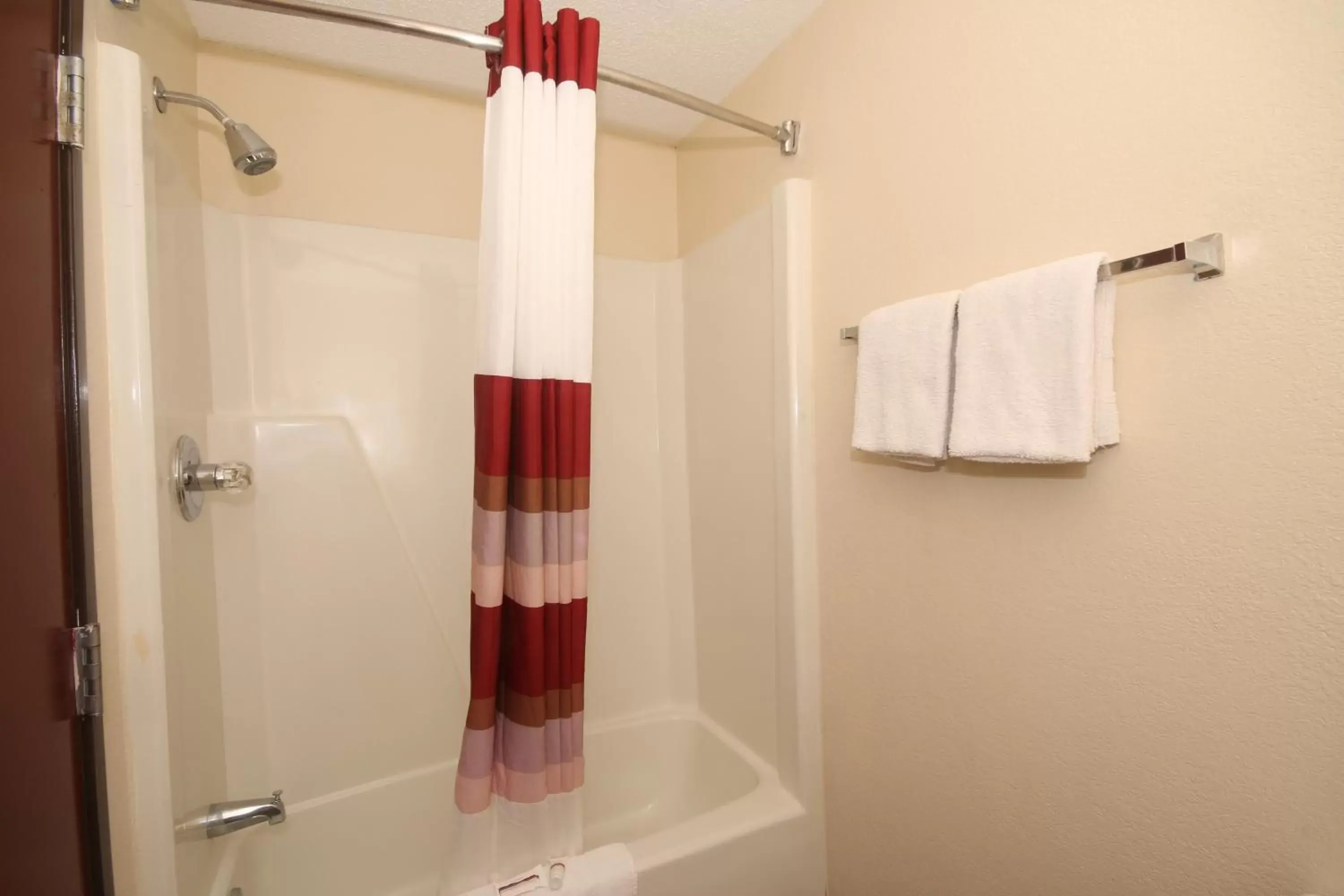 Deluxe Room with Two Queen Beds Smoking in Red Roof Inn Gaffney Deluxe Room with Two Queen Beds Smoking in Red Roof Inn Gaffney