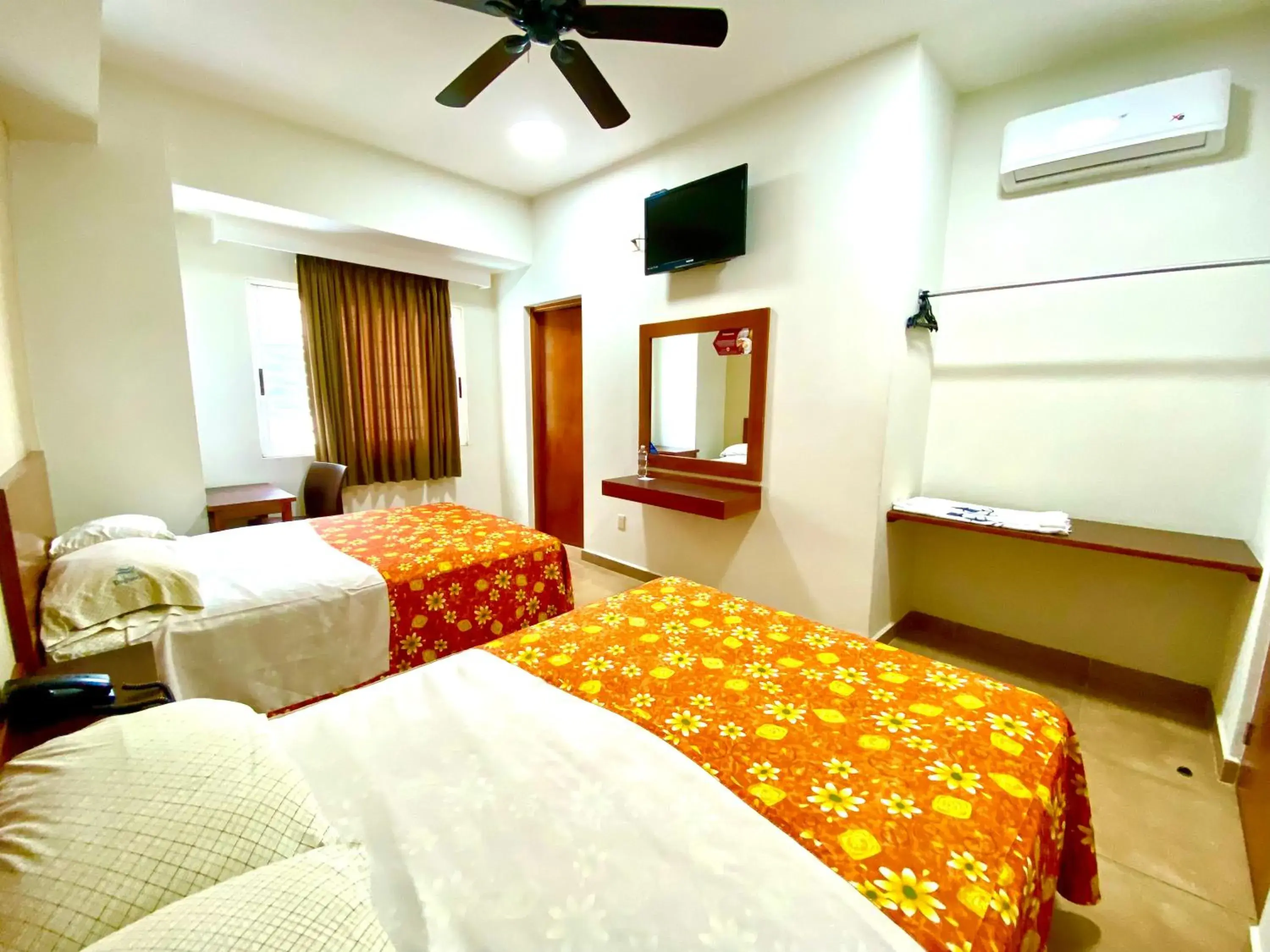 Standard Double Room in Hotel Delfines - a 2 calles del Acuario Veracruz Standard Double Room in Hotel Delfines - a 2 calles del Acuario Veracruz