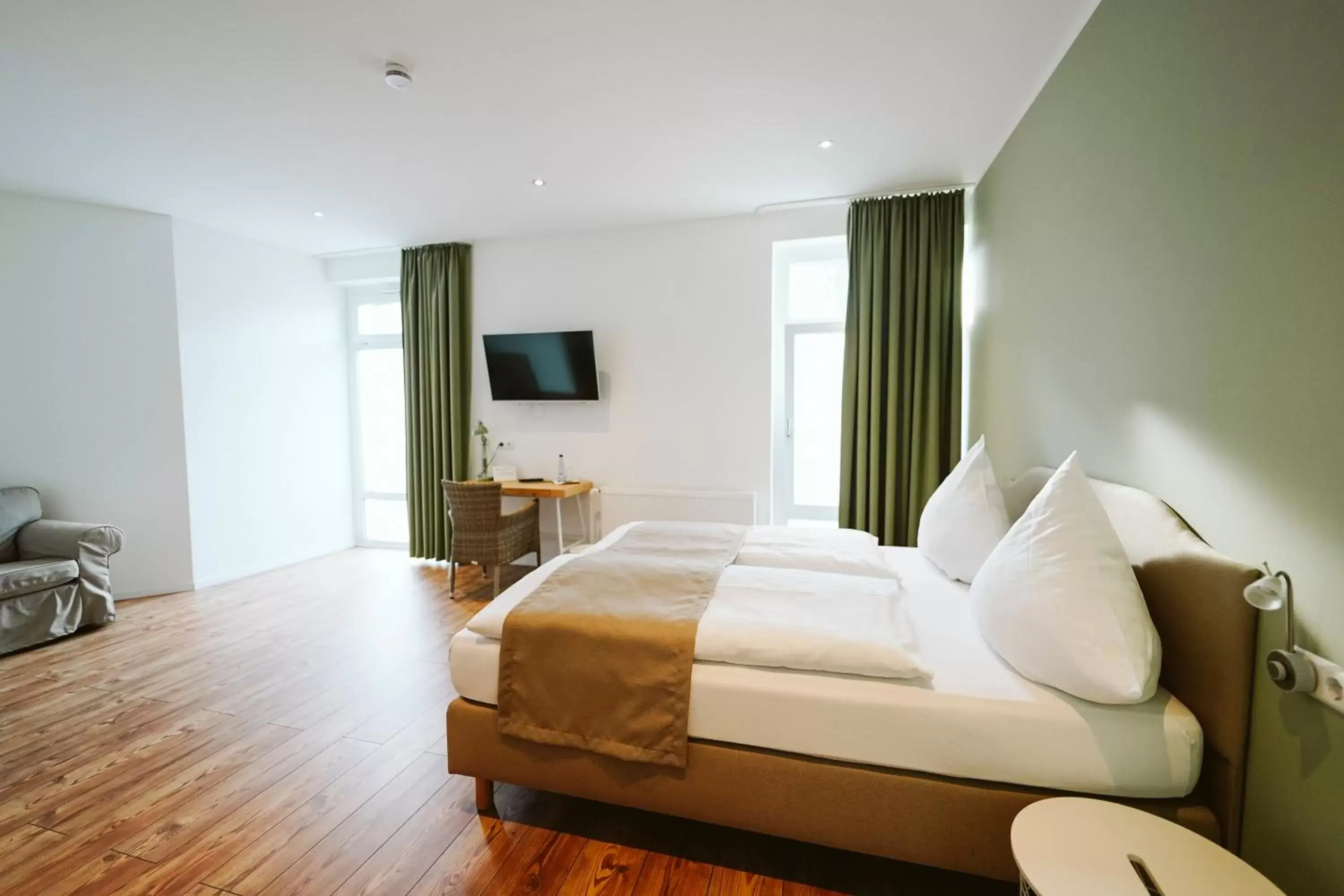 Deluxe Queen Room with Two Queen Beds in Hotel Grüner Baum Deluxe Queen Room with Two Queen Beds in Hotel Grüner Baum