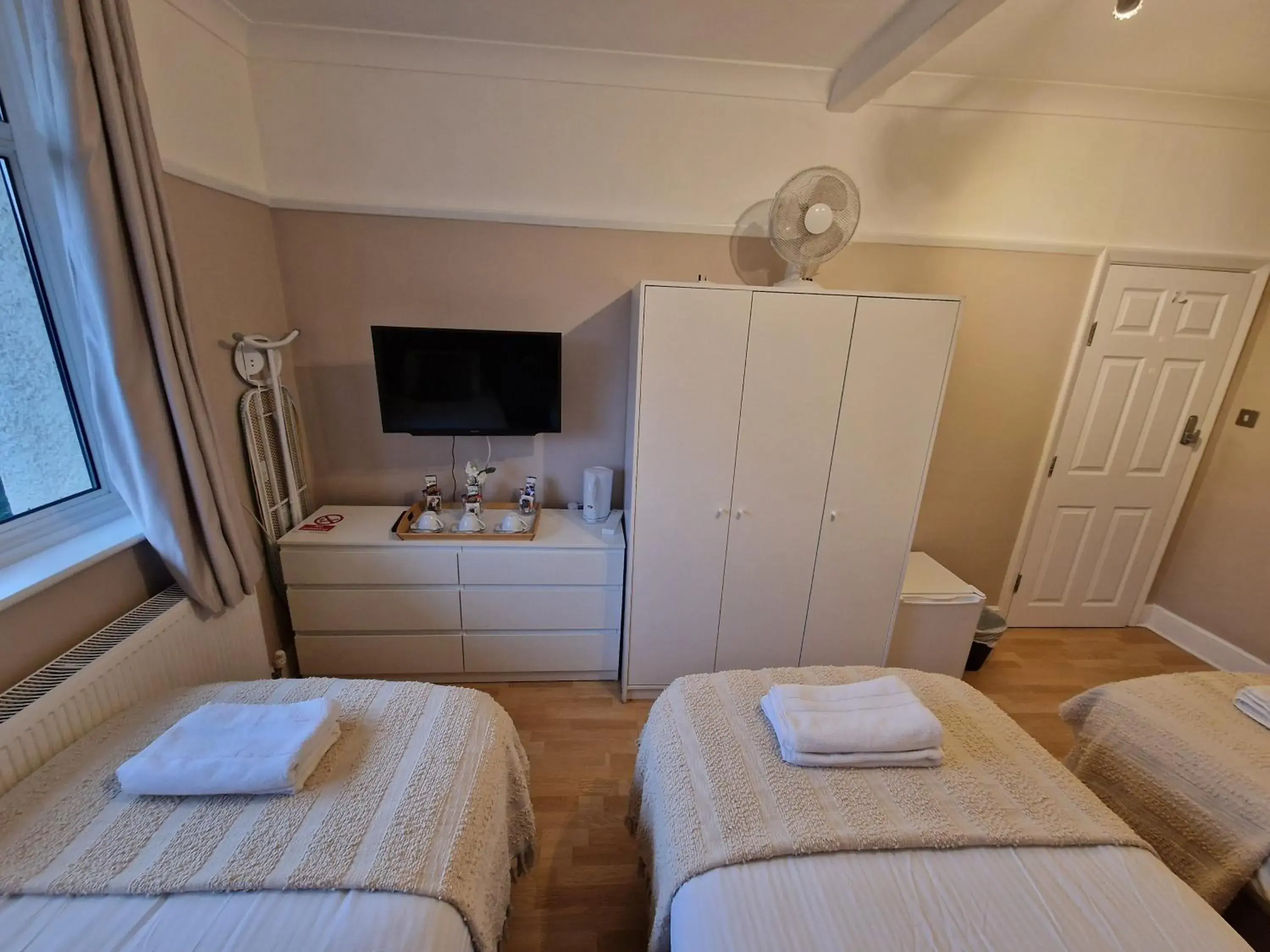 Triple Room in Kathleen House Triple Room in Kathleen House