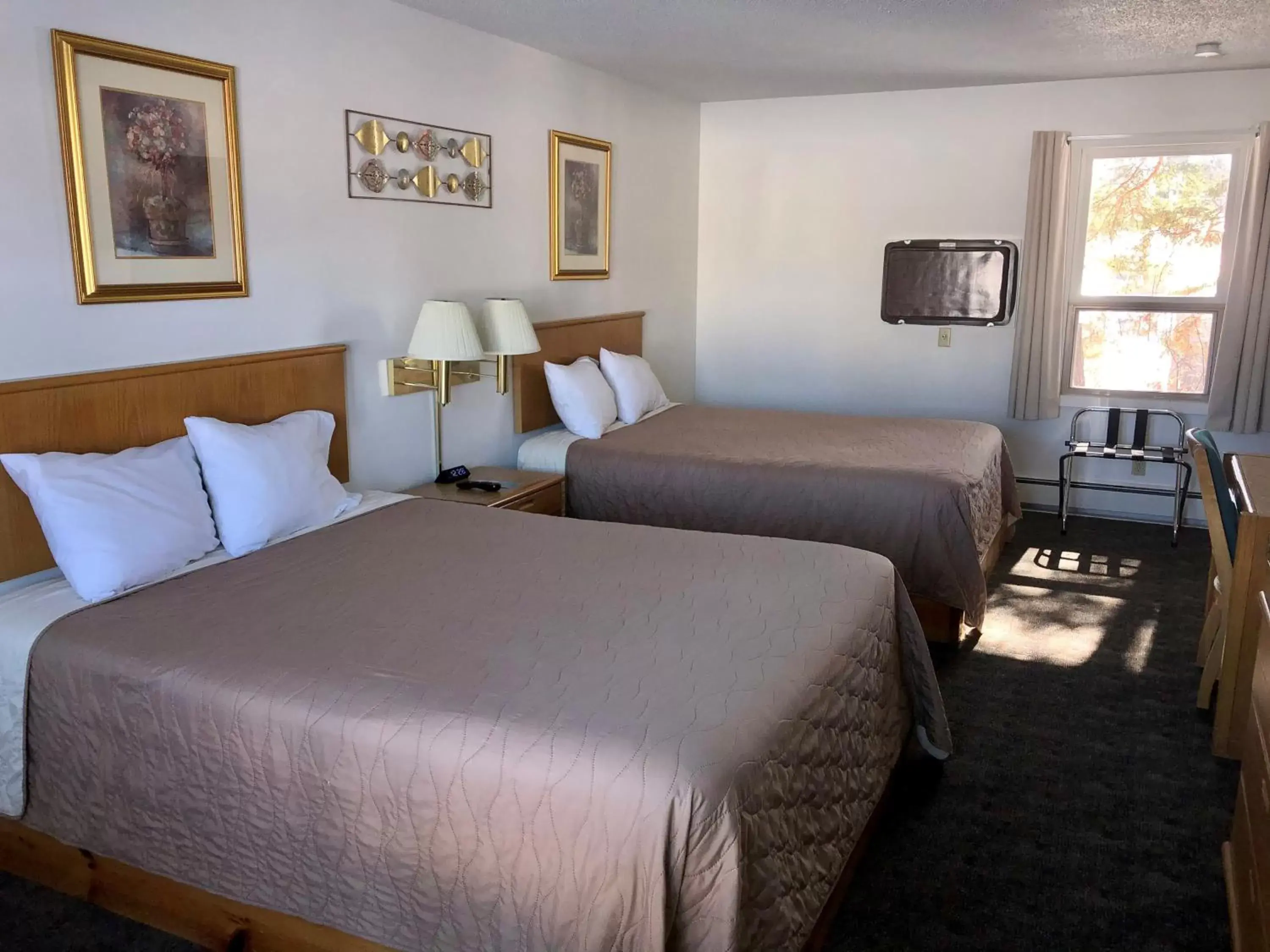 Standard Queen Room with Two Queen Beds in Budget Host Inn Standard Queen Room with Two Queen Beds in Budget Host Inn