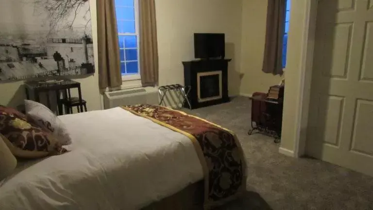 Deluxe Queen Room in The Inn at Deer Creek Winery Deluxe Queen Room in The Inn at Deer Creek Winery