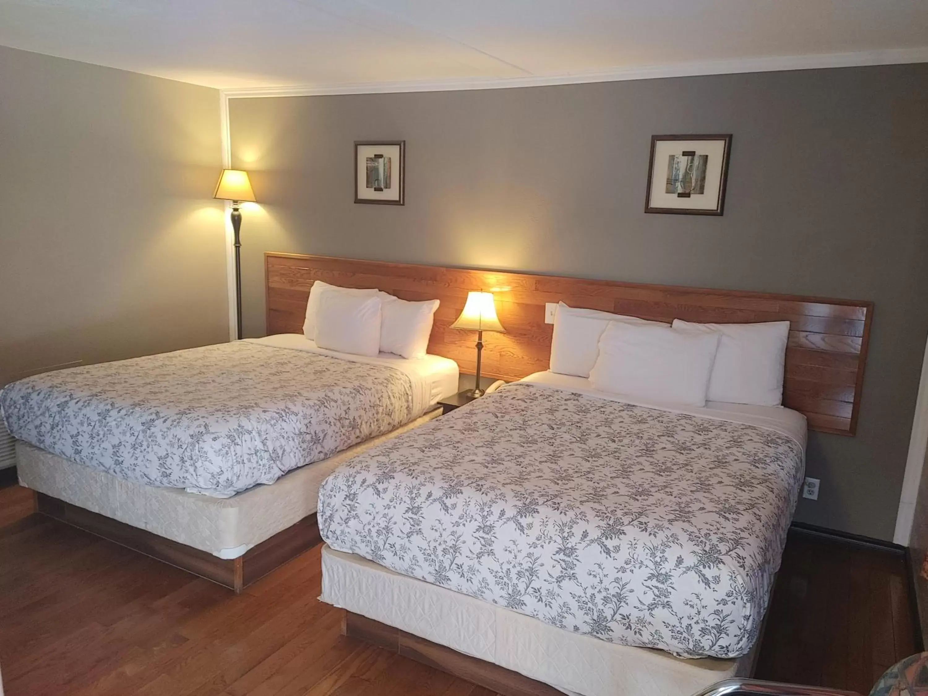 Standard Queen Room with Two Queen Beds in Magnuson Hotel Creston Standard Queen Room with Two Queen Beds in Magnuson Hotel Creston