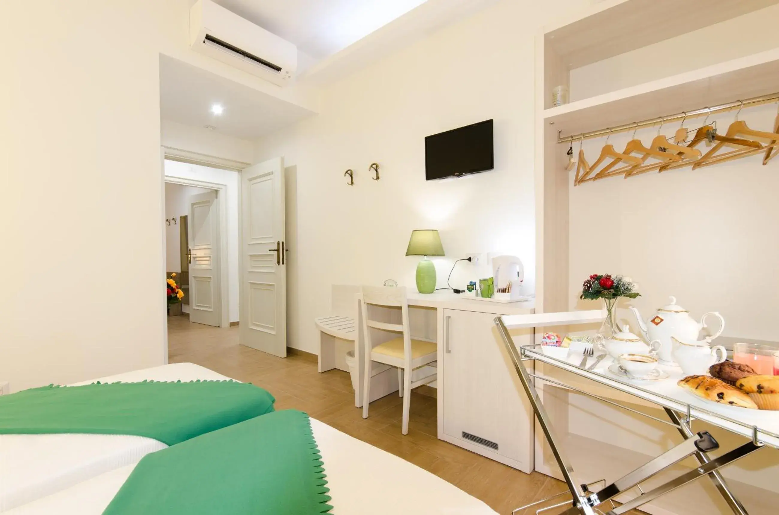 Standard Double or Twin Room in Gemme Di Roma Accomodation Standard Double or Twin Room in Gemme Di Roma Accomodation