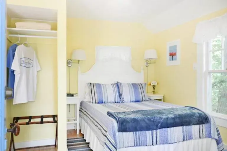 Deluxe Queen Cottage - Dog Friendly in 2 River Road Inn Cottages Deluxe Queen Cottage - Dog Friendly in 2 River Road Inn Cottages