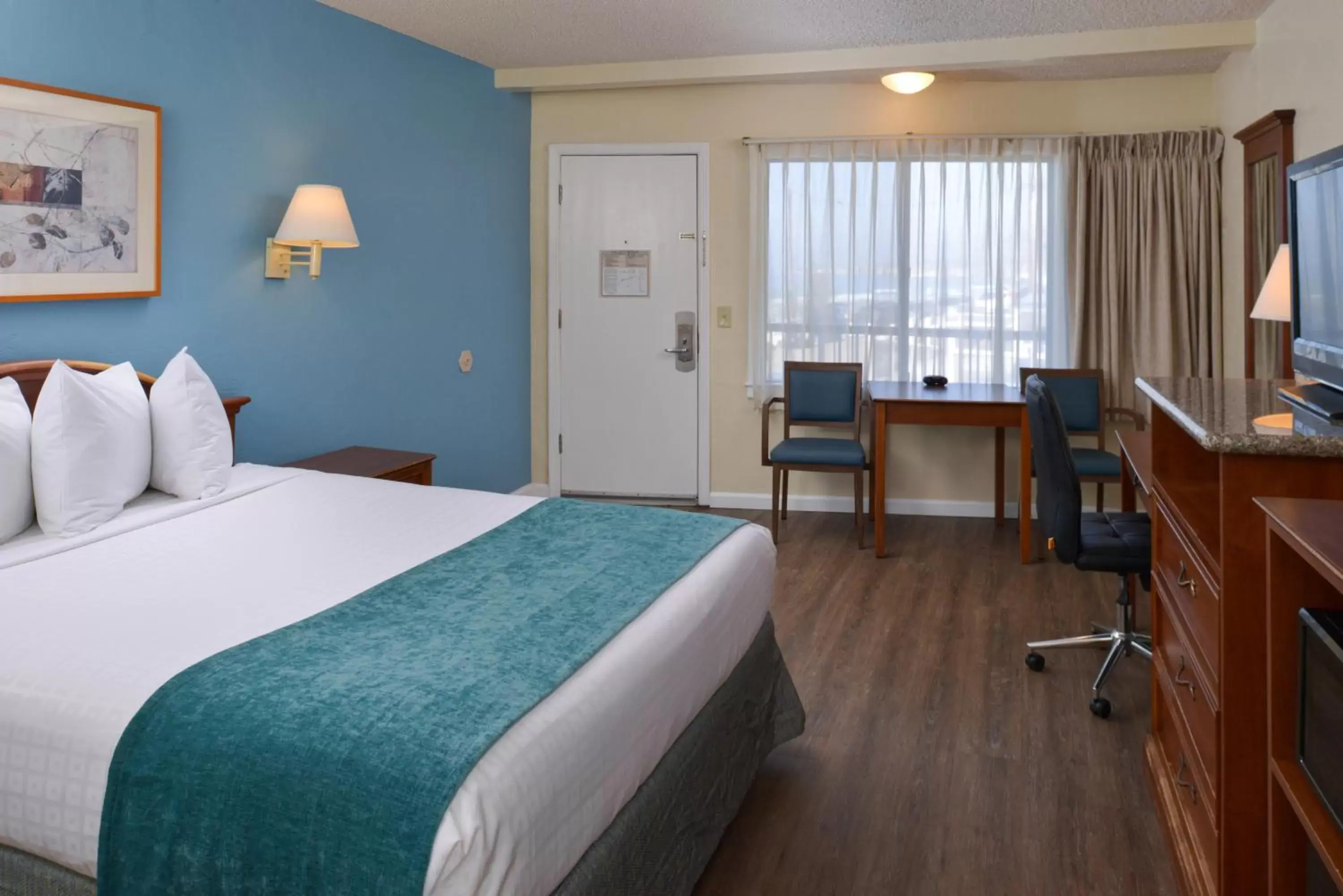 Queen Room in Edgewater Inn and Suites Queen Room in Edgewater Inn and Suites